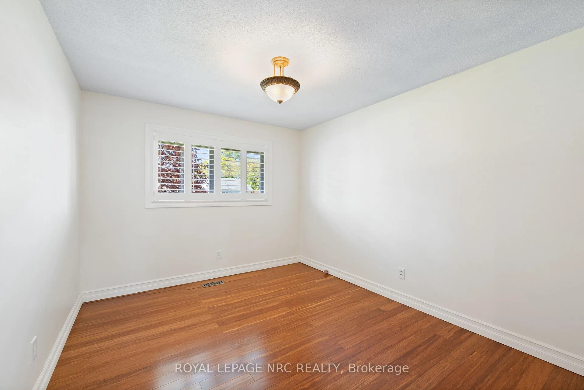 Photo 8 of 12 Glenview Avenue E, St. Catharines, Vine/Linwell — HOMEH