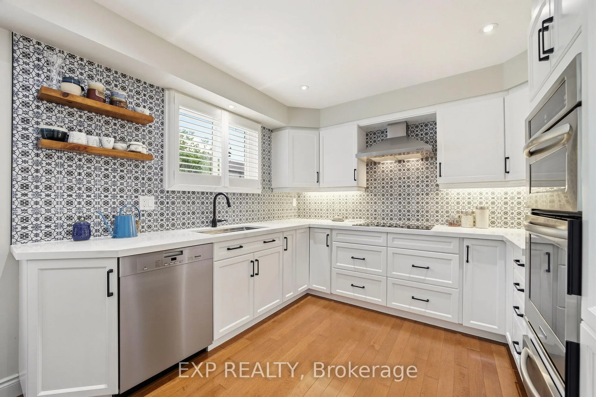 Photo 4 of Unit 2, 1010 Walden Circle, Mississauga, Clarkson — HOMEH