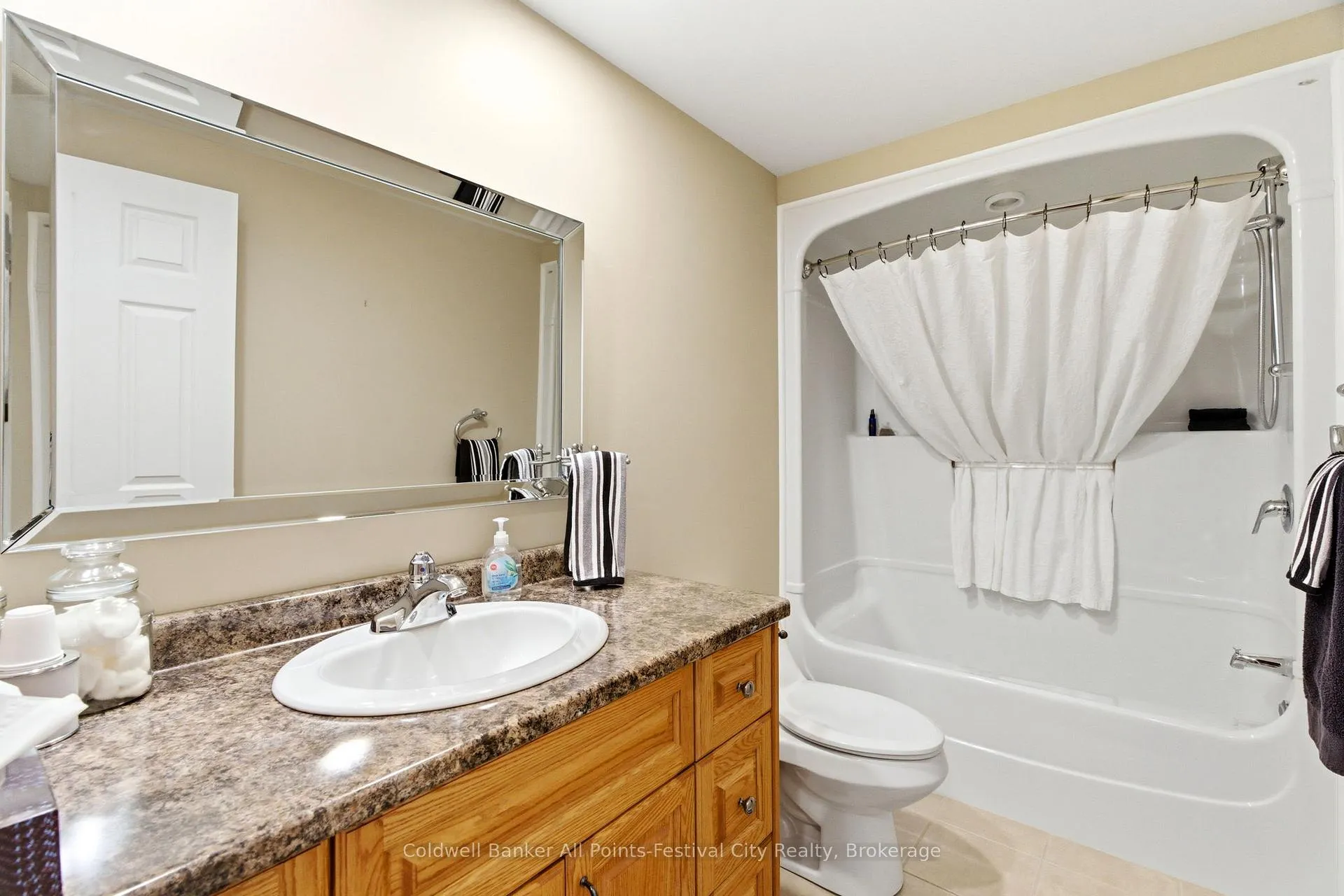 Photo 36 of 16 Balvina Drive W, Goderich, Goderich (Town) — HOMEH