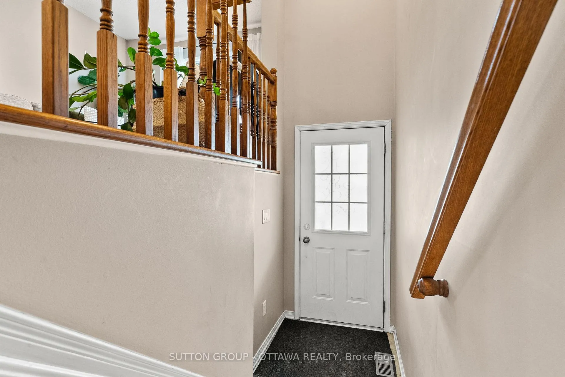 Photo 3 of 96 Manhattan Crescent, Ottawa, Central Park — HOMEH