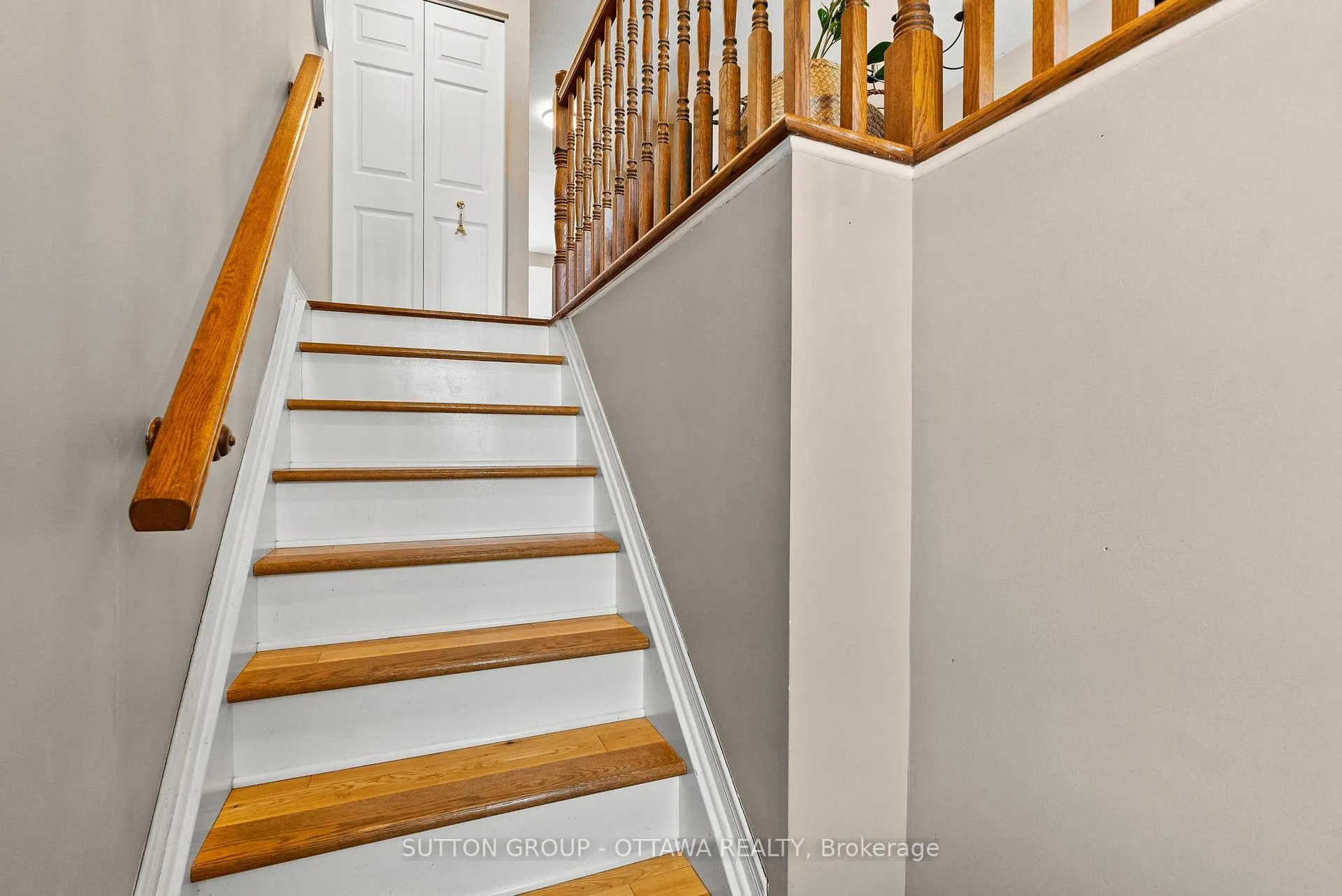 Photo 4 of 96 Manhattan Crescent, Ottawa, Central Park — HOMEH