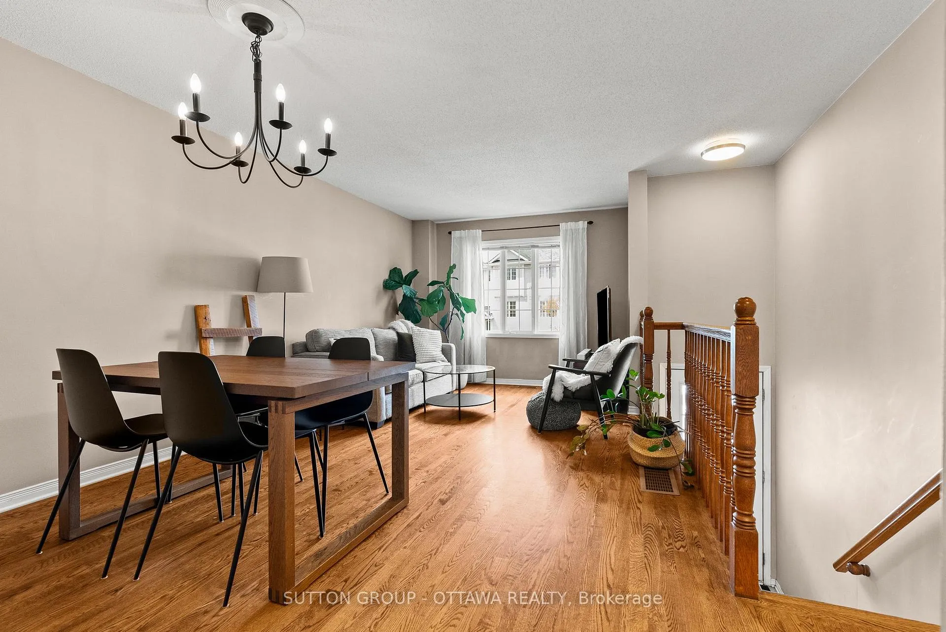 Photo 6 of 96 Manhattan Crescent, Ottawa, Central Park — HOMEH