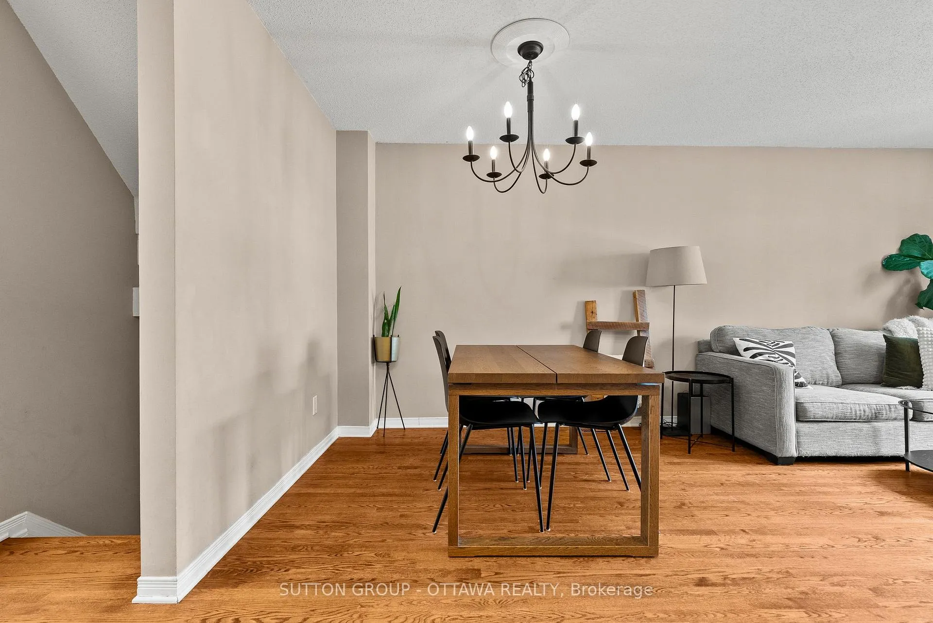 Photo 7 of 96 Manhattan Crescent, Ottawa, Central Park — HOMEH