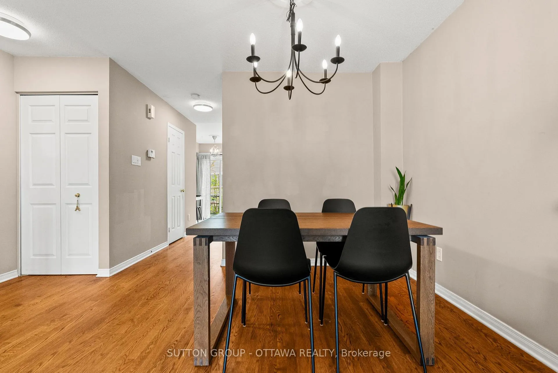 Photo 8 of 96 Manhattan Crescent, Ottawa, Central Park — HOMEH