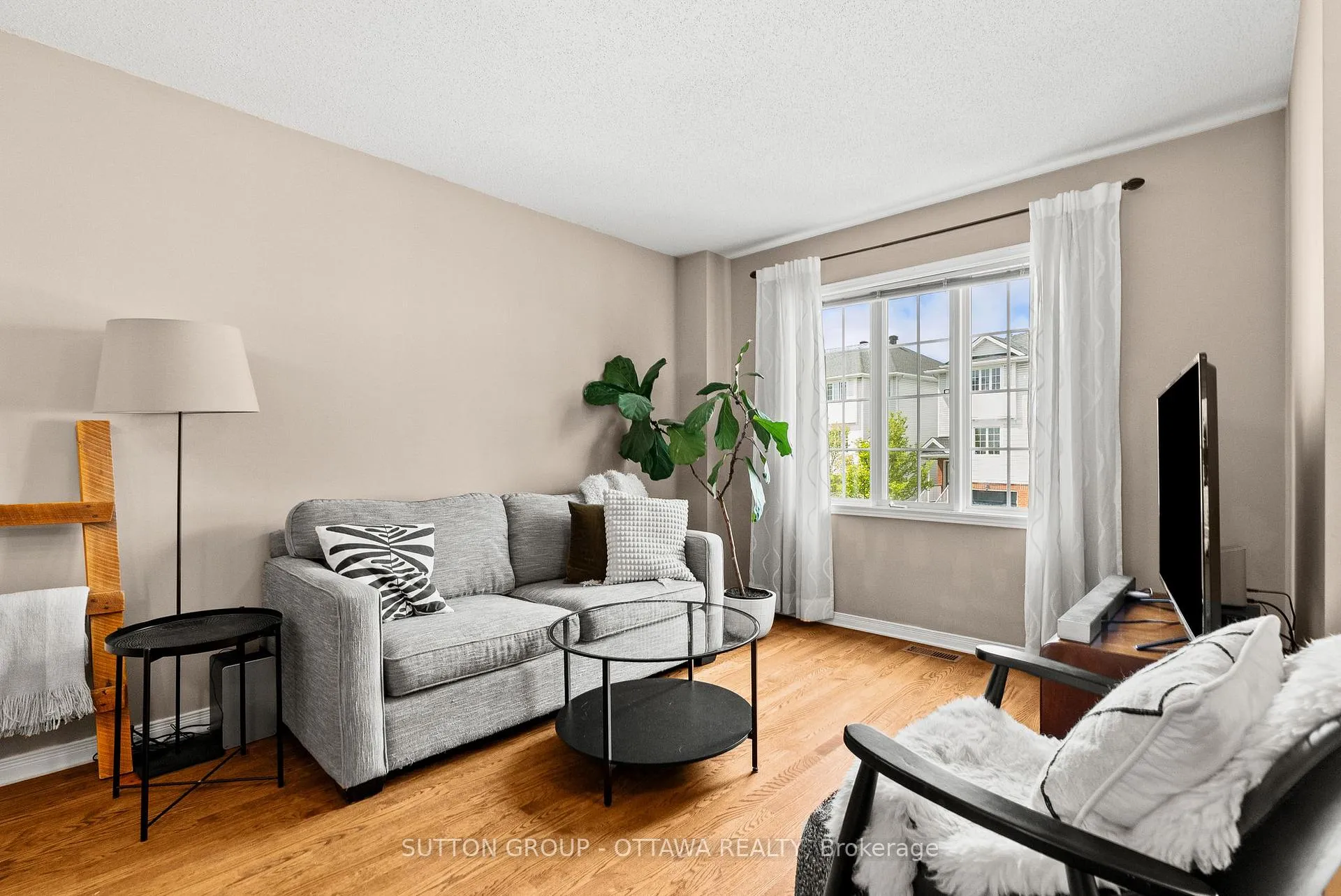 Photo 10 of 96 Manhattan Crescent, Ottawa, Central Park — HOMEH