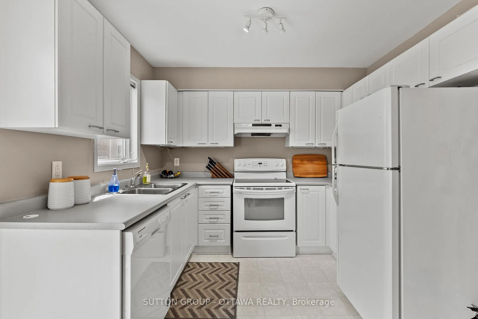 Photo 15 of 96 Manhattan Crescent, Ottawa, Central Park — HOMEH
