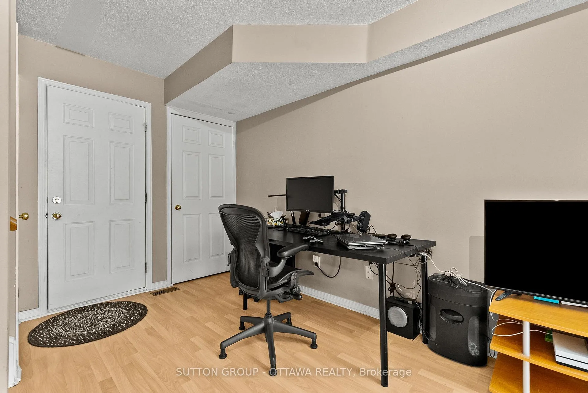 Photo 36 of 96 Manhattan Crescent, Ottawa, Central Park — HOMEH