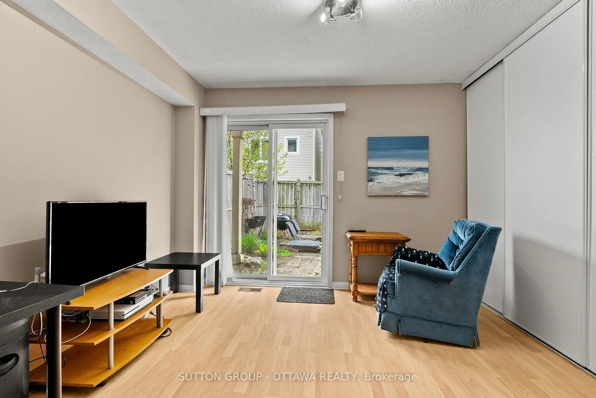 Photo 37 of 96 Manhattan Crescent, Ottawa, Central Park — HOMEH