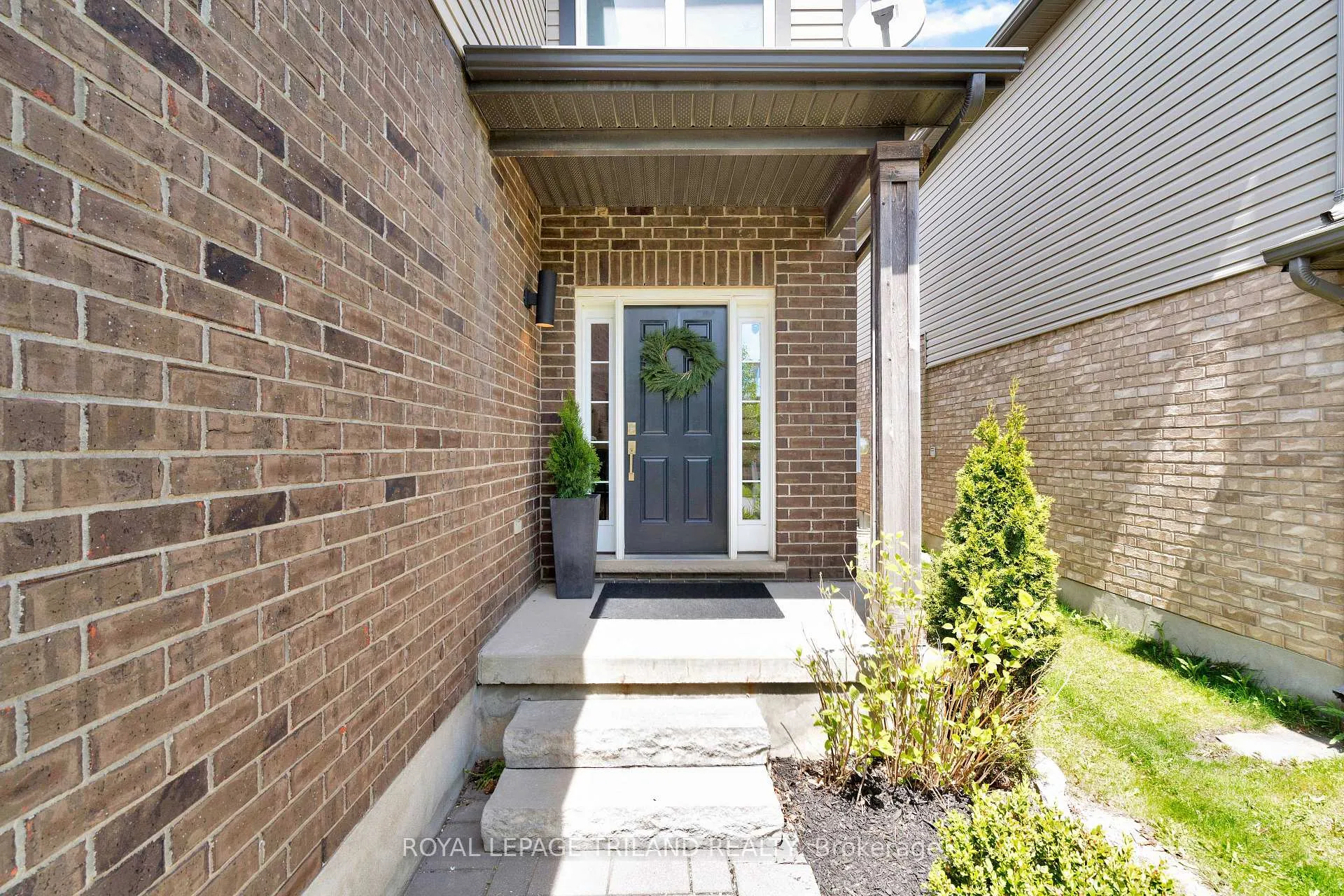 Photo 3 of 731 Springwood Crescent, London, North E — HOMEH