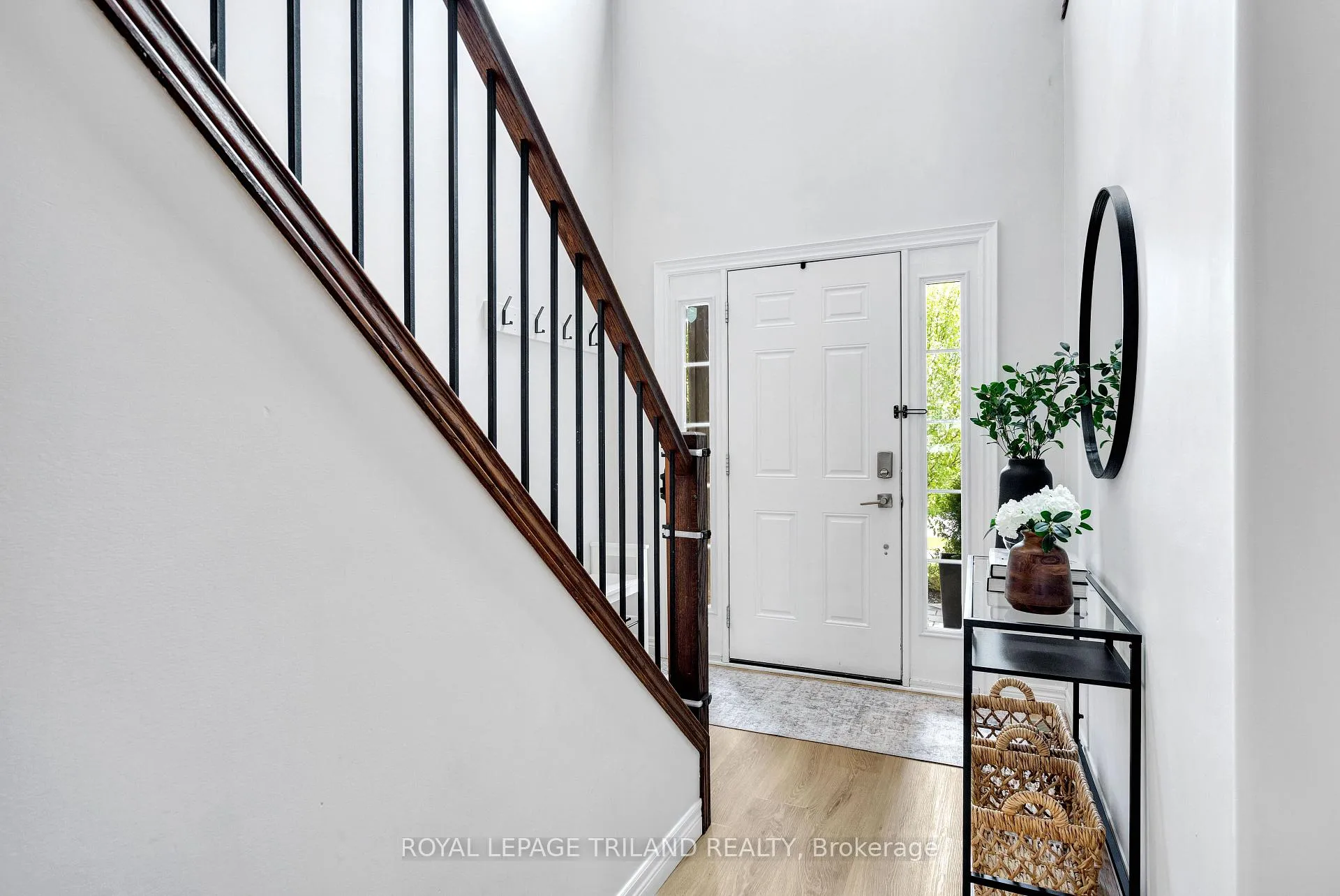 Photo 4 of 731 Springwood Crescent, London, North E — HOMEH