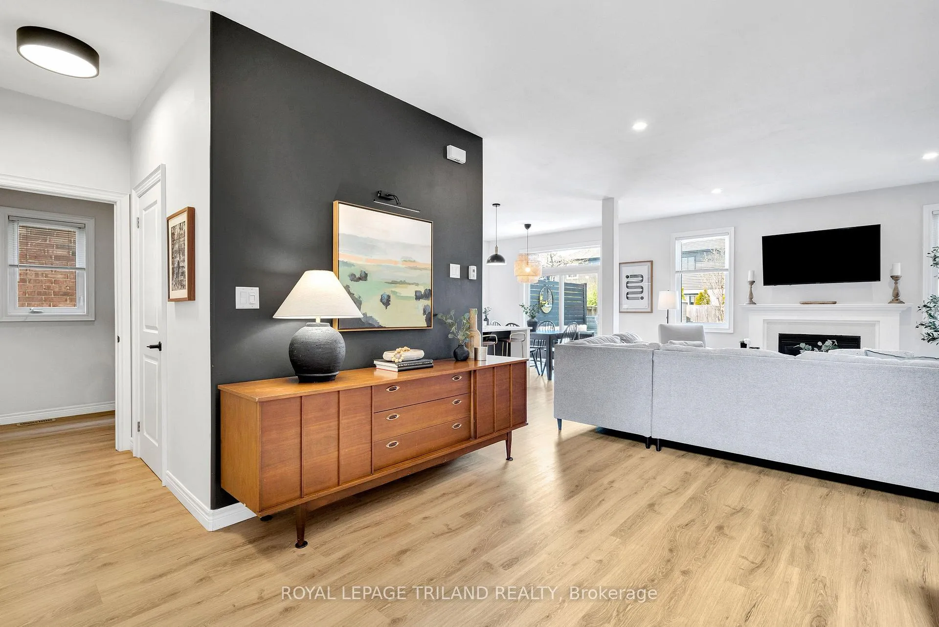 Photo 5 of 731 Springwood Crescent, London, North E — HOMEH