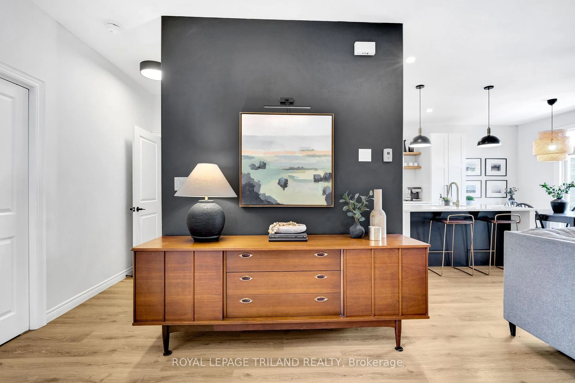 Photo 6 of 731 Springwood Crescent, London, North E — HOMEH