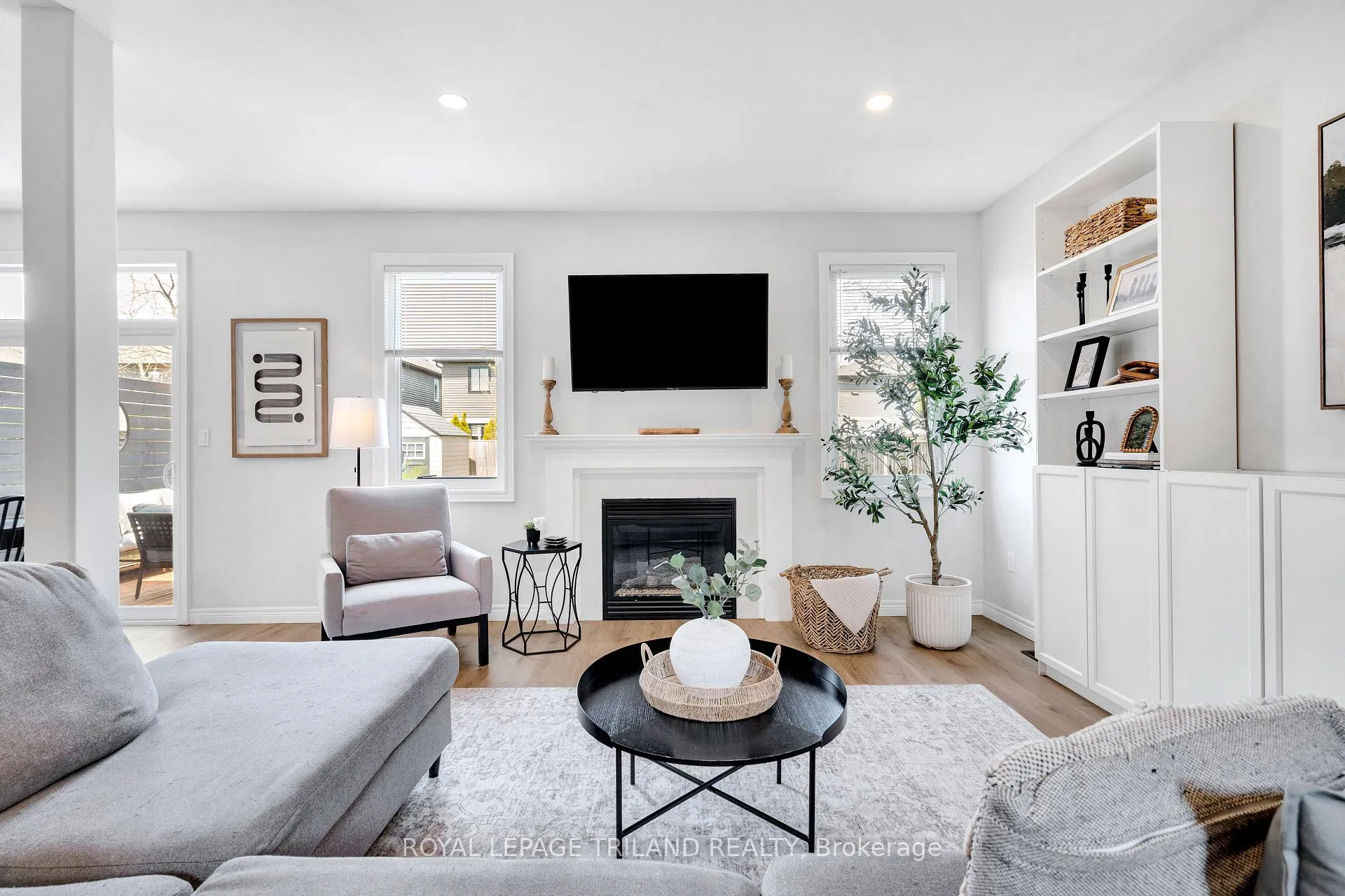 Photo 7 of 731 Springwood Crescent, London, North E — HOMEH