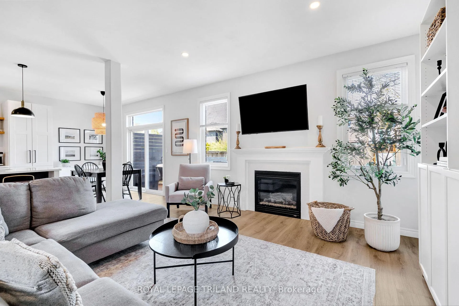 Photo 8 of 731 Springwood Crescent, London, North E — HOMEH