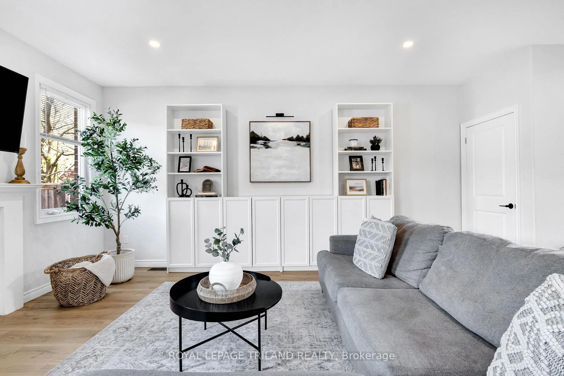 Photo 10 of 731 Springwood Crescent, London, North E — HOMEH