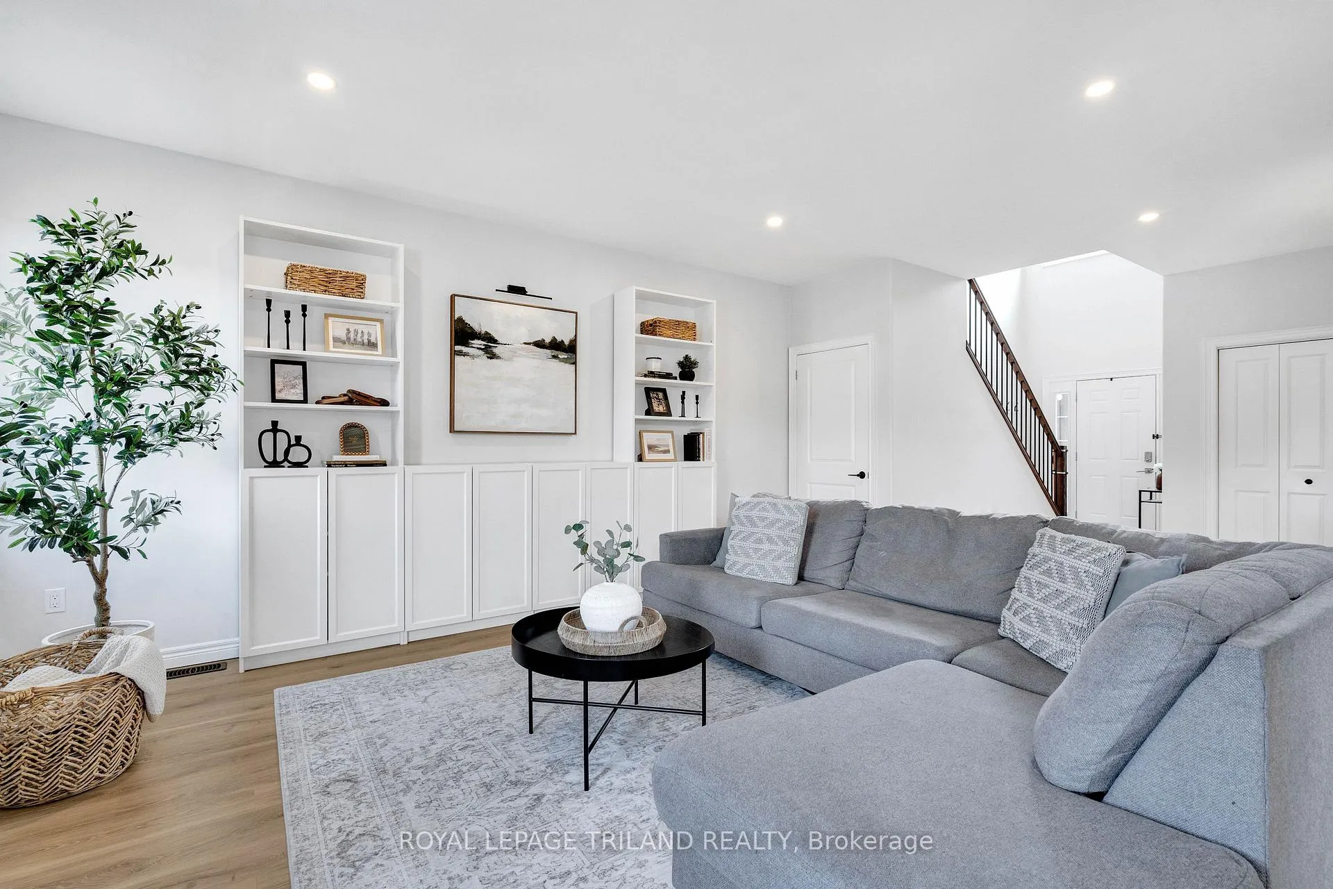 Photo 11 of 731 Springwood Crescent, London, North E — HOMEH