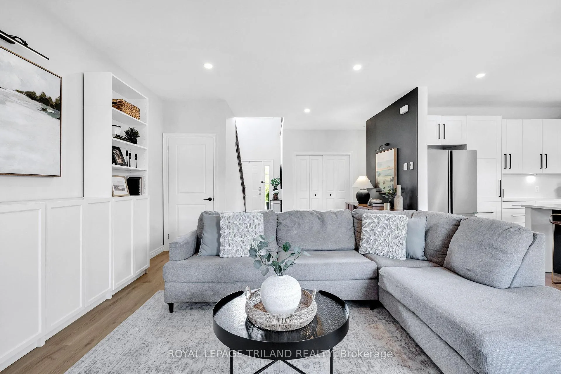 Photo 12 of 731 Springwood Crescent, London, North E — HOMEH