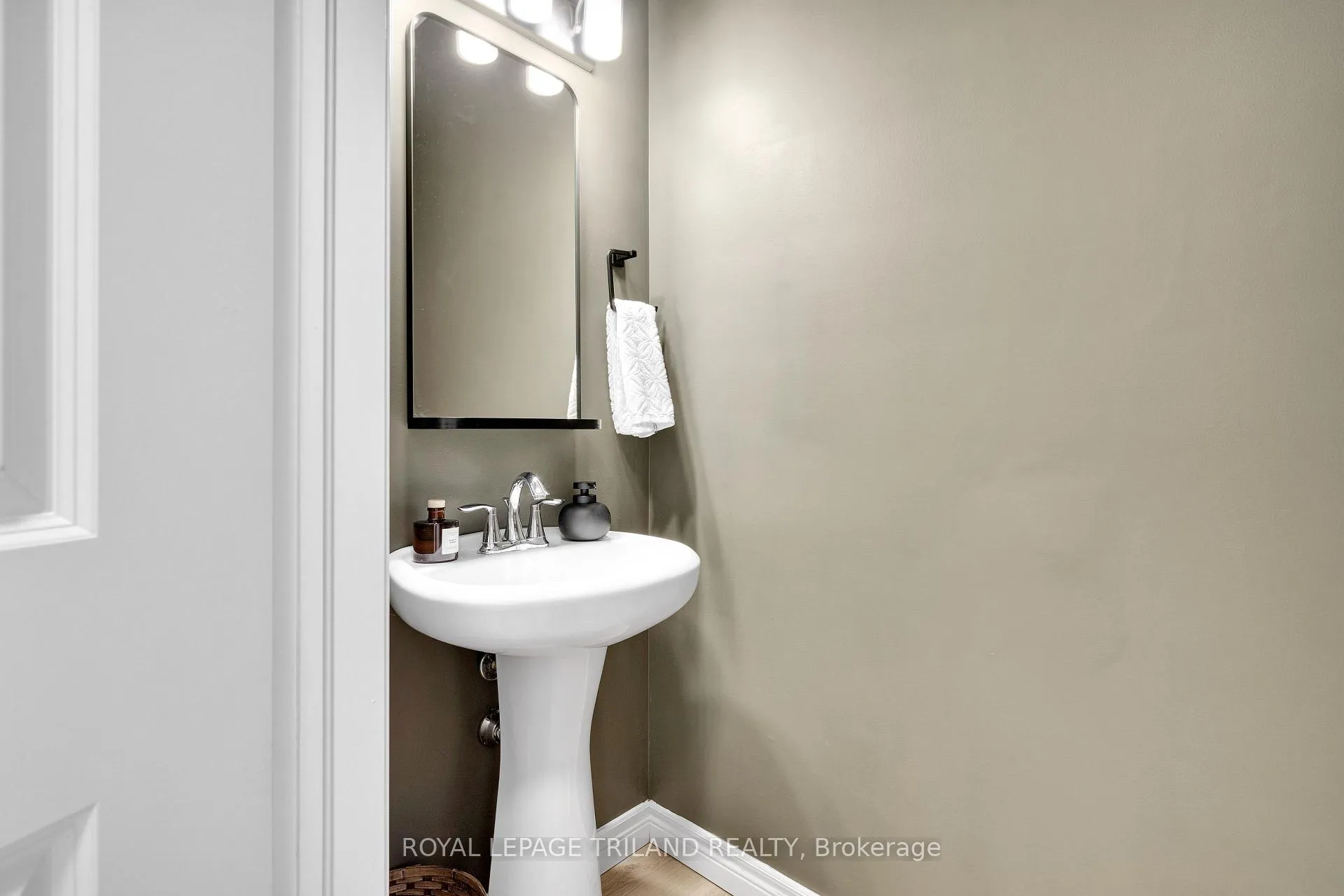 Photo 22 of 731 Springwood Crescent, London, North E — HOMEH