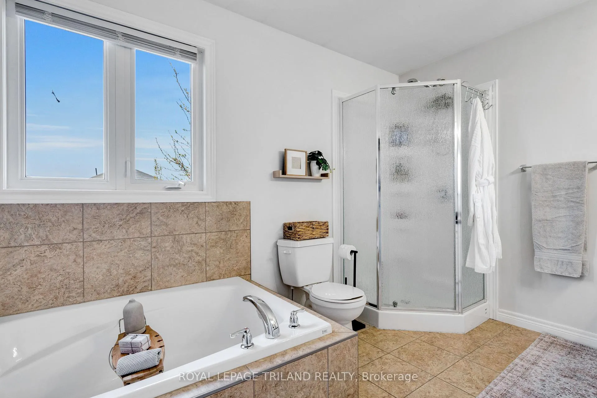 Photo 26 of 731 Springwood Crescent, London, North E — HOMEH