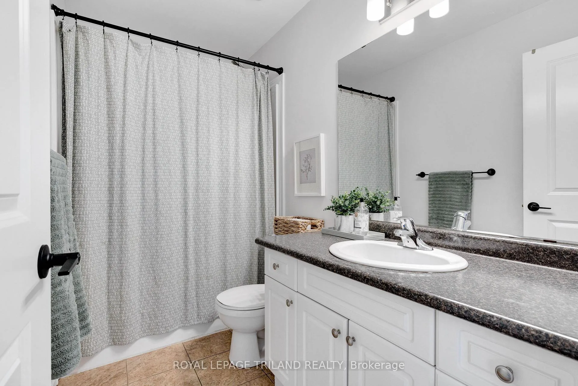 Photo 32 of 731 Springwood Crescent, London, North E — HOMEH