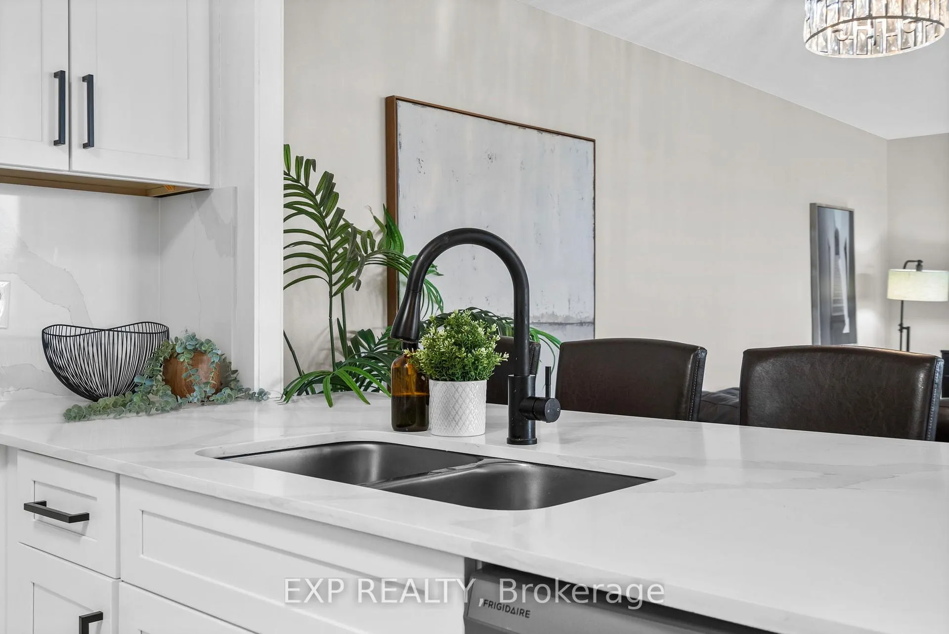 Photo 6 of Unit 905, 2323 Confederation Parkway, Mississauga, Cooksville — HOMEH