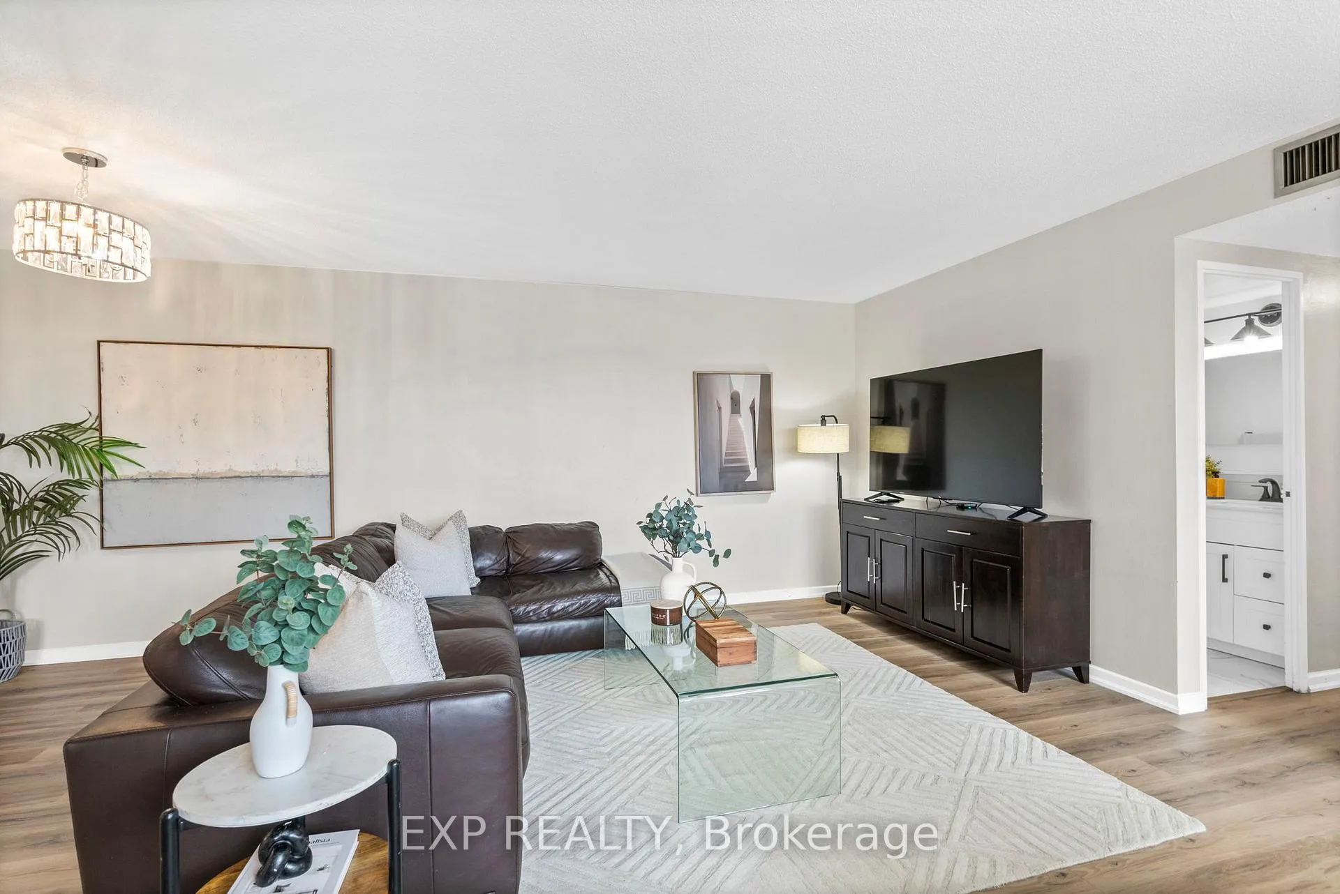 Photo 10 of Unit 905, 2323 Confederation Parkway, Mississauga, Cooksville — HOMEH