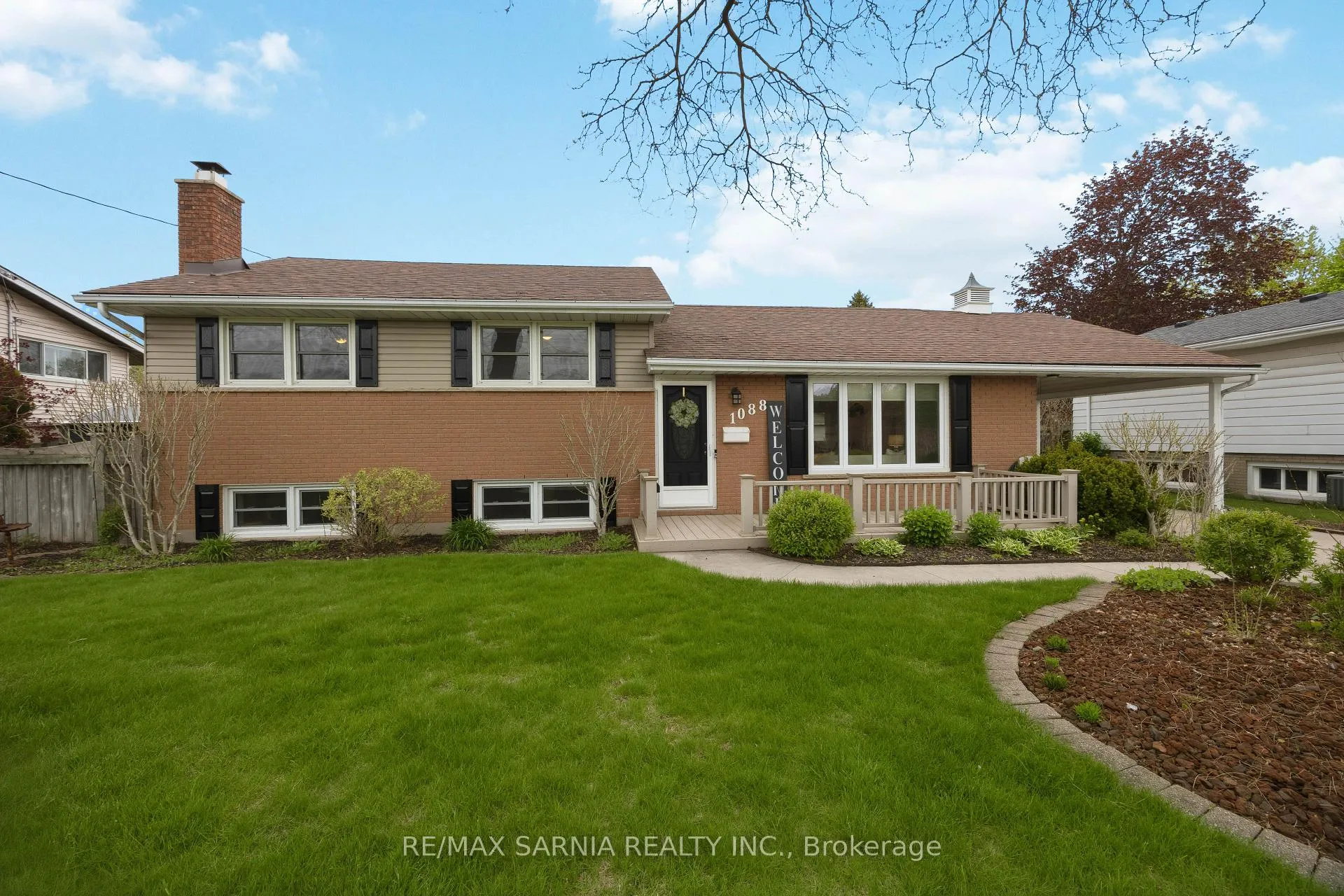 Photo 1 of 1088 Guthrie Drive E, Sarnia — HOMEH