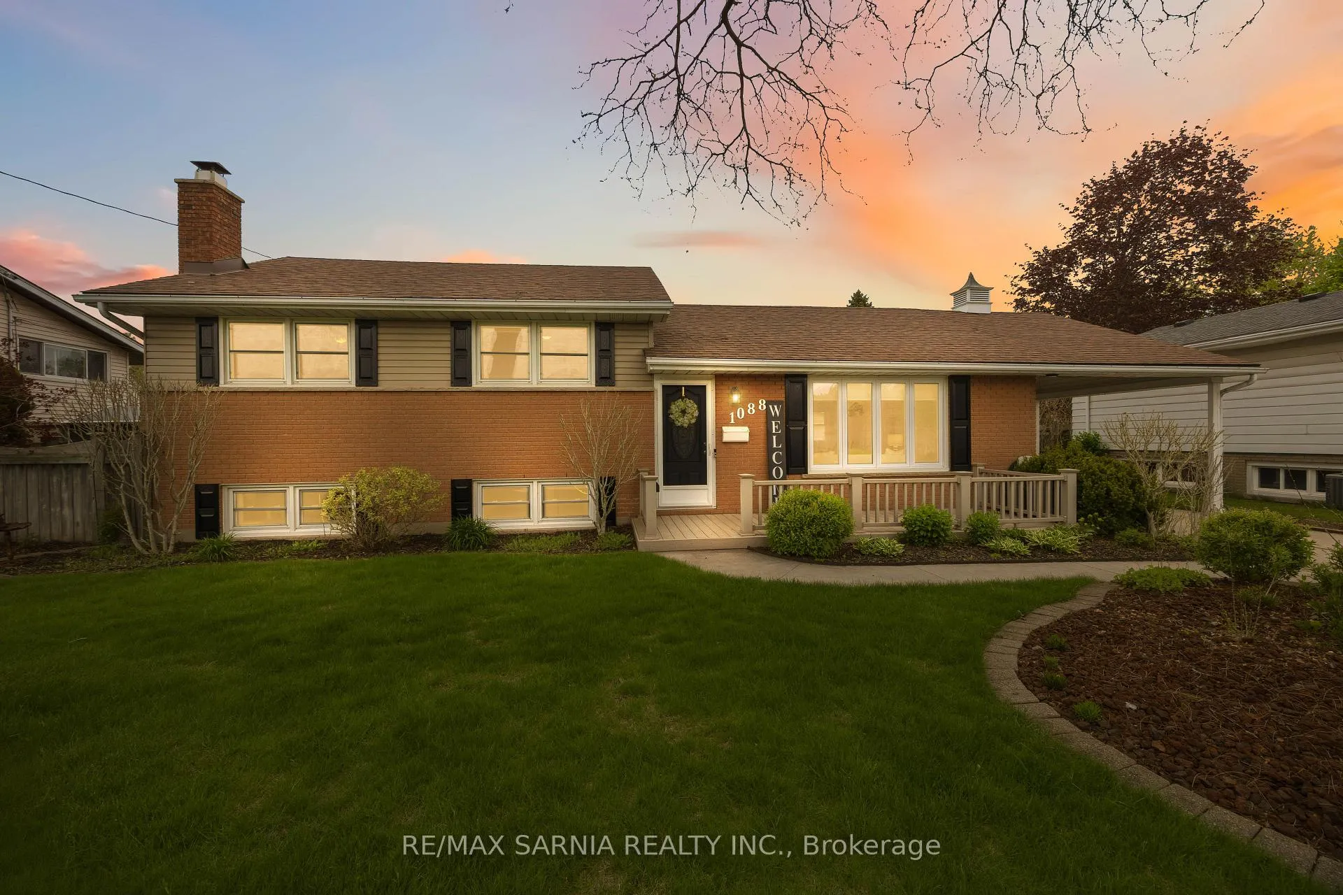 Photo 2 of 1088 Guthrie Drive E, Sarnia — HOMEH