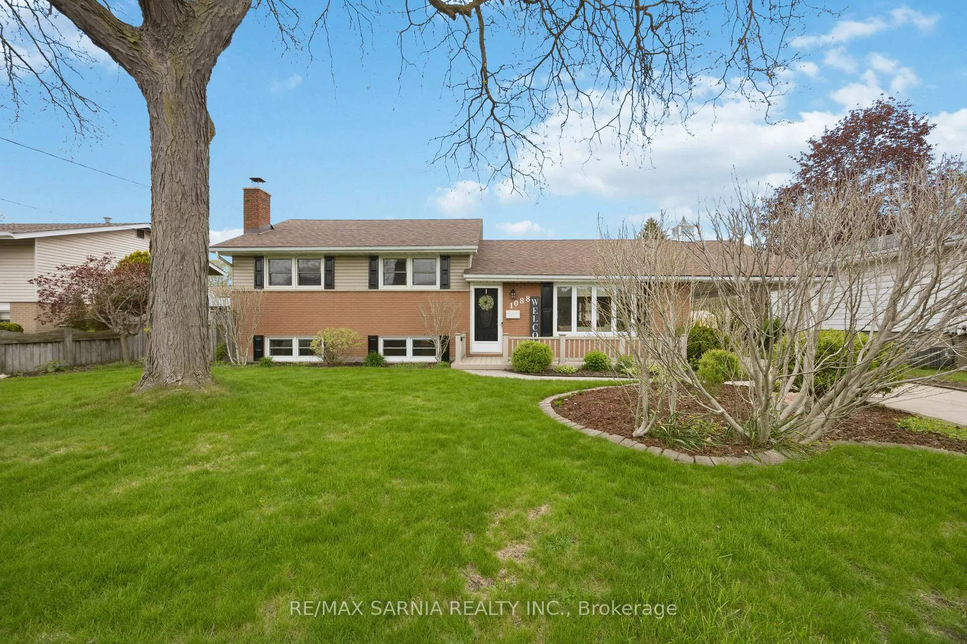 Photo 3 of 1088 Guthrie Drive E, Sarnia — HOMEH