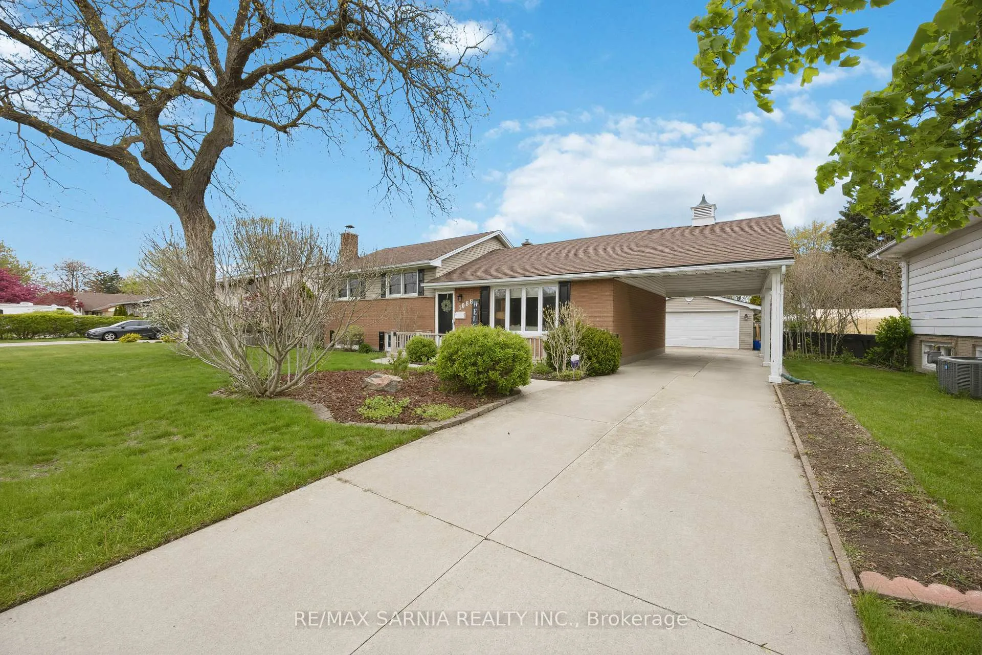 Photo 4 of 1088 Guthrie Drive E, Sarnia — HOMEH
