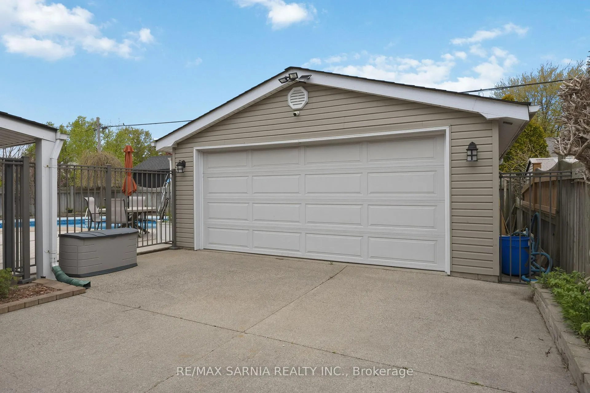 Photo 5 of 1088 Guthrie Drive E, Sarnia — HOMEH