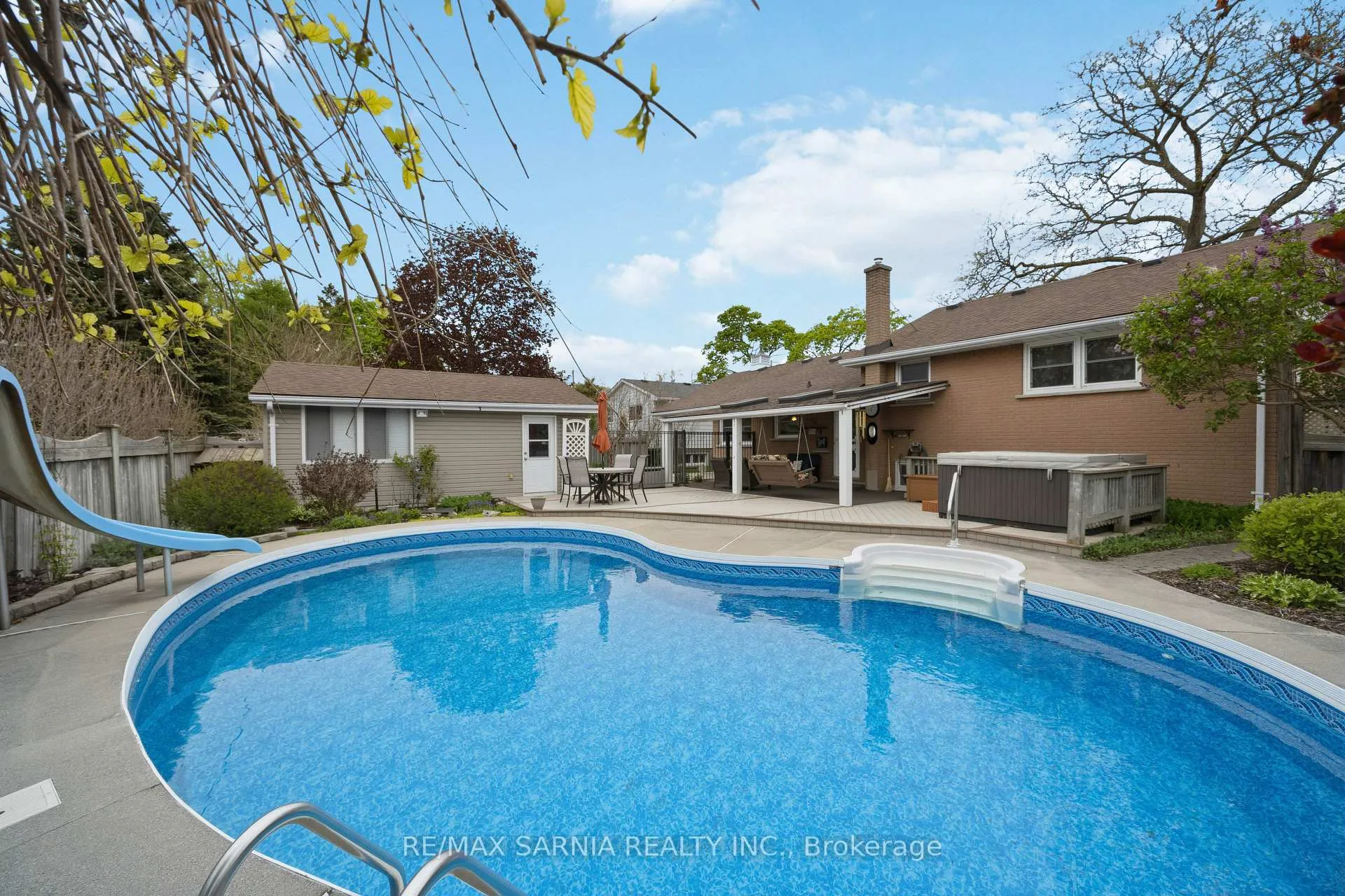 Photo 7 of 1088 Guthrie Drive E, Sarnia — HOMEH