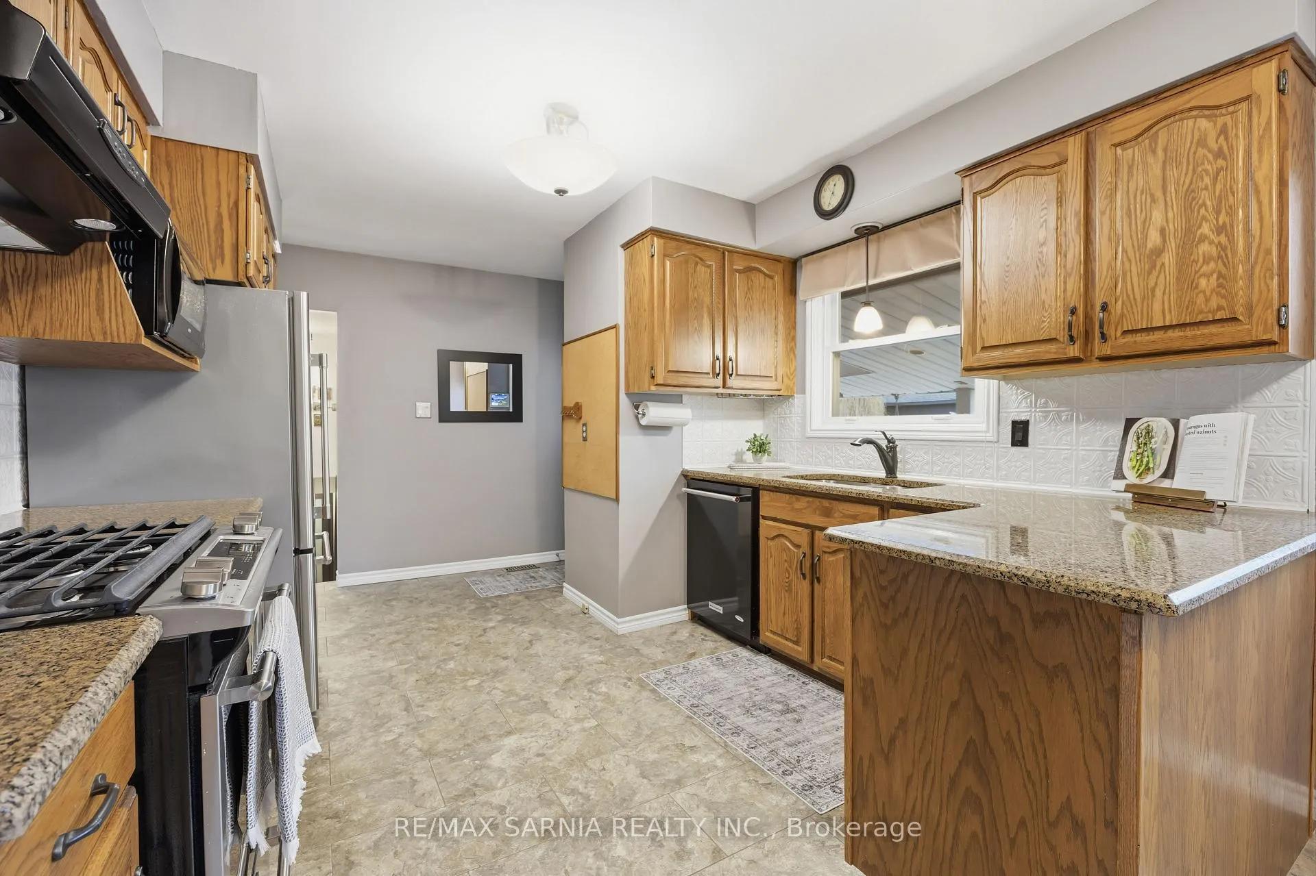 Photo 14 of 1088 Guthrie Drive E, Sarnia — HOMEH