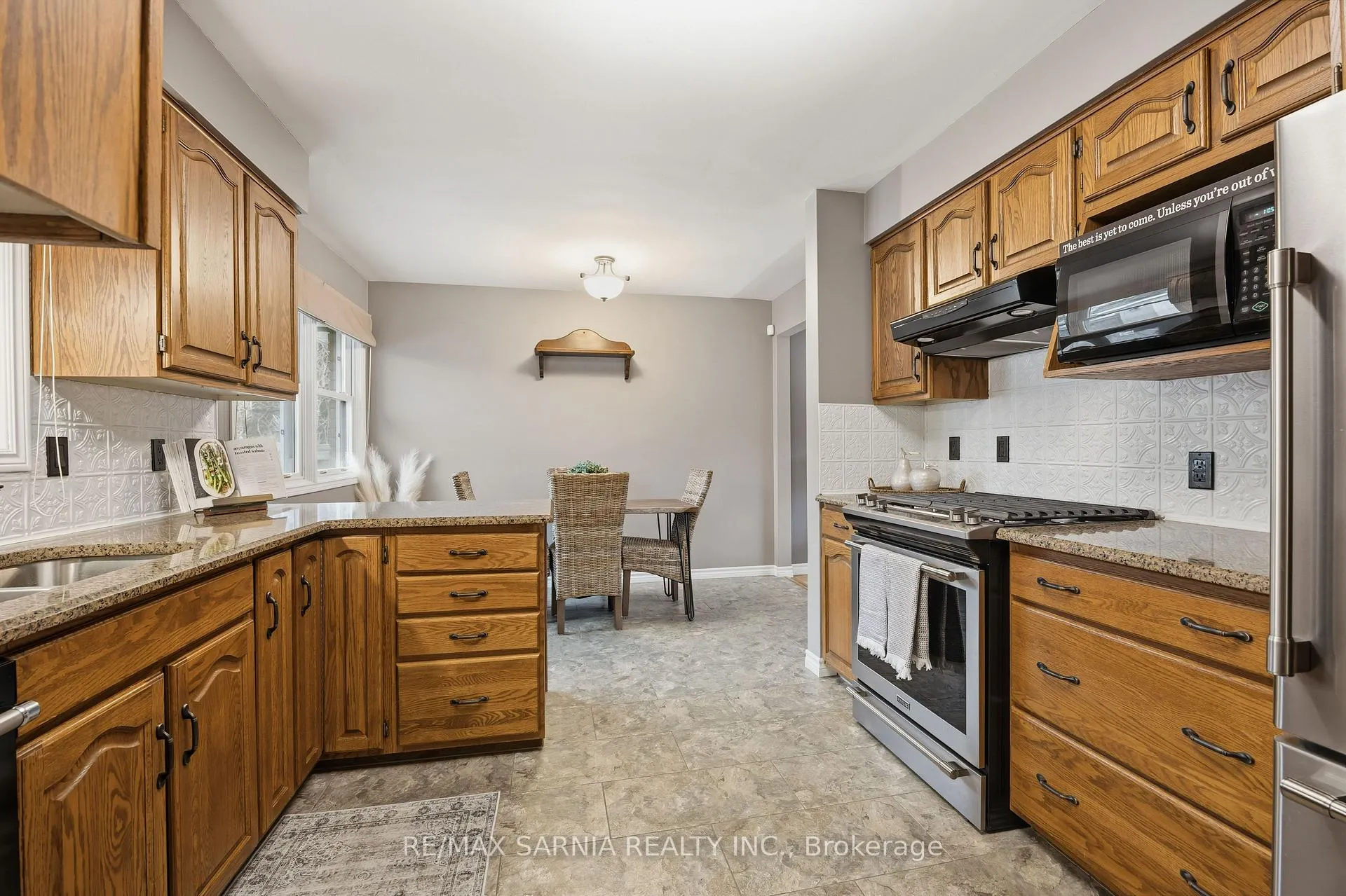 Photo 15 of 1088 Guthrie Drive E, Sarnia — HOMEH
