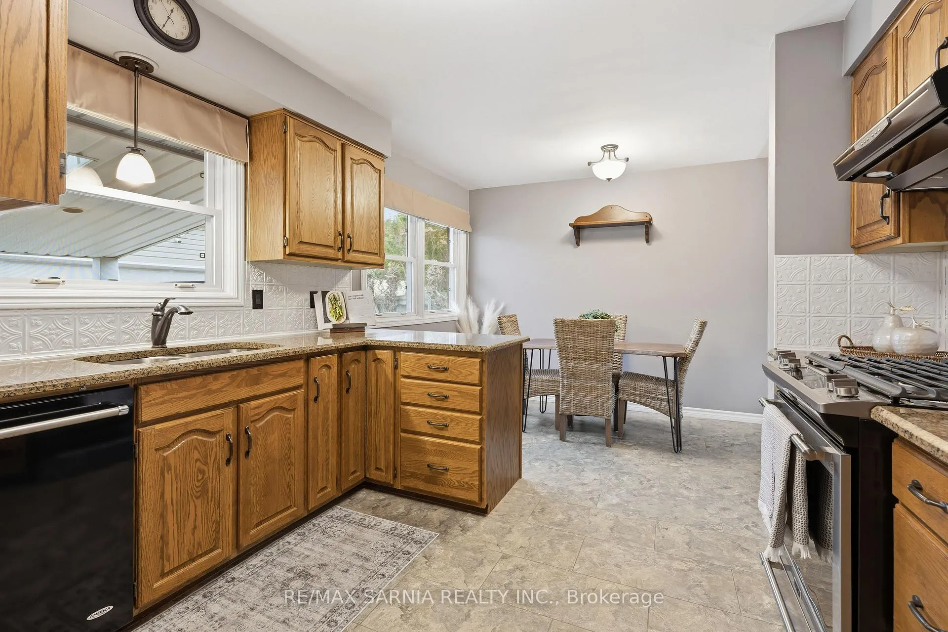 Photo 16 of 1088 Guthrie Drive E, Sarnia — HOMEH