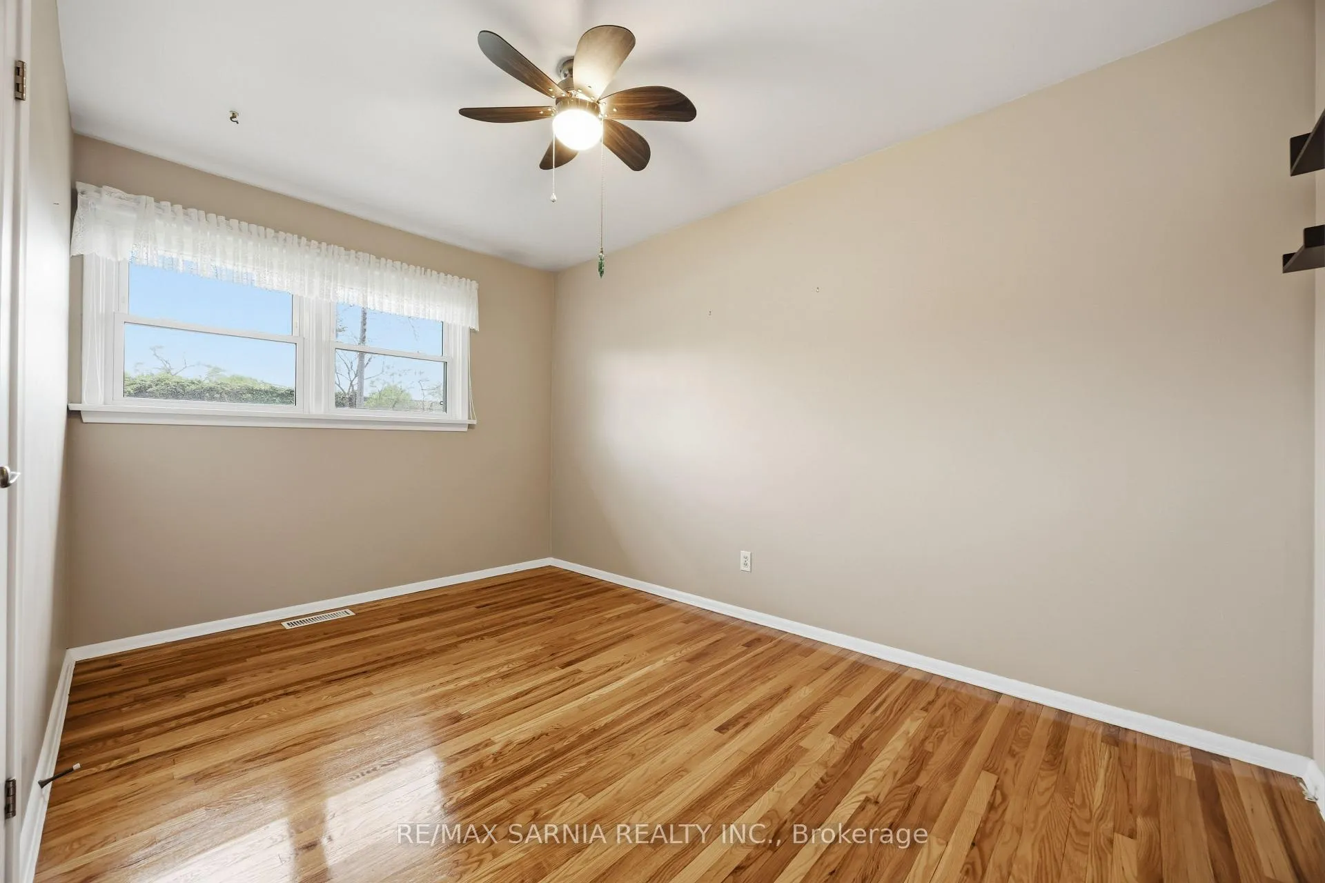 Photo 23 of 1088 Guthrie Drive E, Sarnia — HOMEH