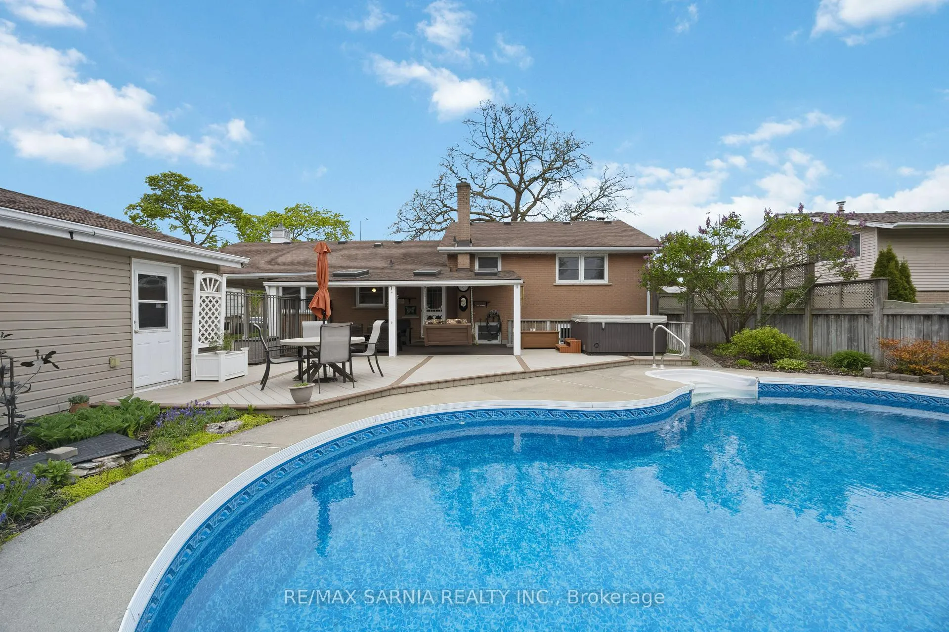 Photo 43 of 1088 Guthrie Drive E, Sarnia — HOMEH