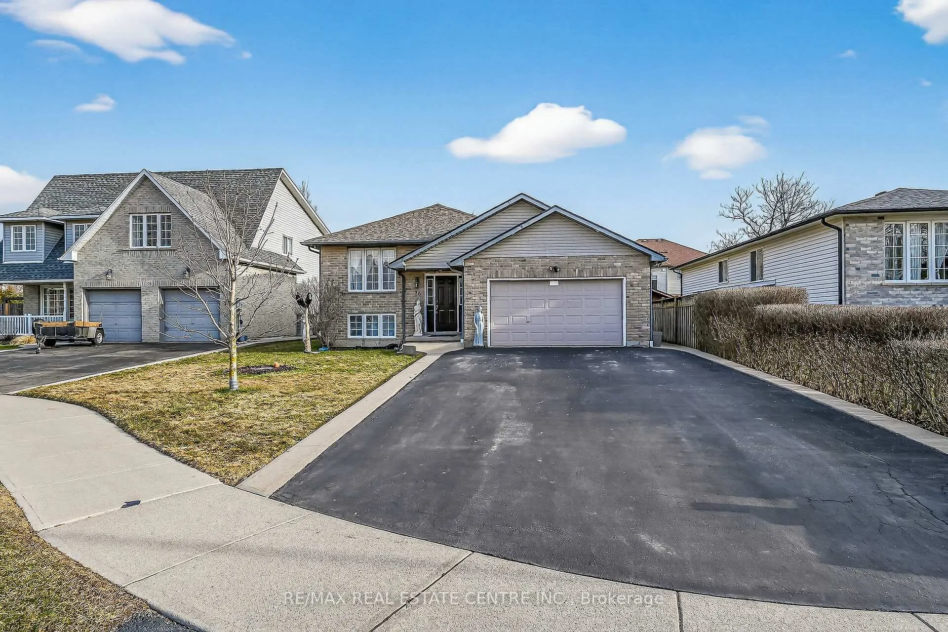 Photo 2 of 36 Longview Court, Hamilton, Mount Hope — HOMEH
