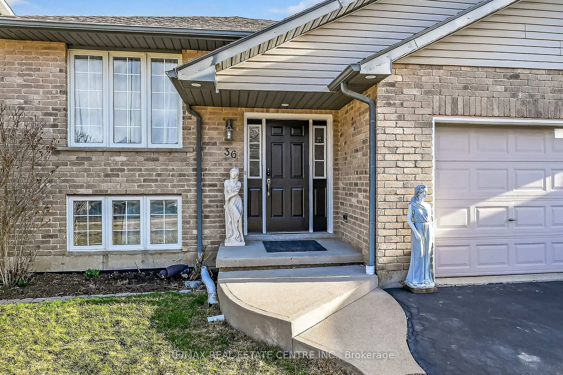 Photo 3 of 36 Longview Court, Hamilton, Mount Hope — HOMEH
