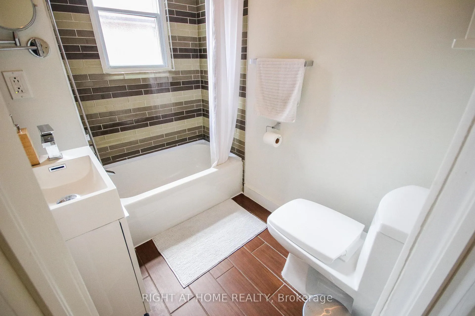 Photo 23 of 44 Rhodes Avenue, Toronto, Greenwood-Coxwell — HOMEH