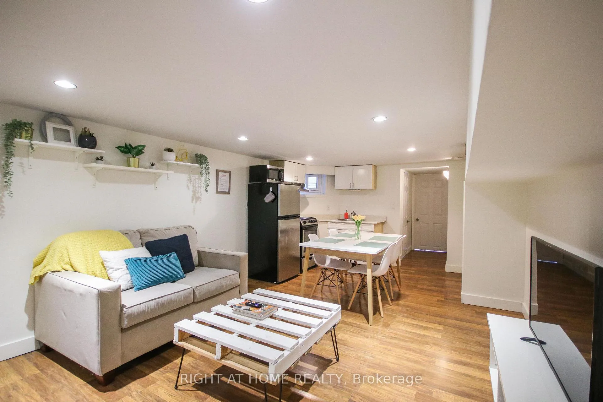 Photo 24 of 44 Rhodes Avenue, Toronto, Greenwood-Coxwell — HOMEH