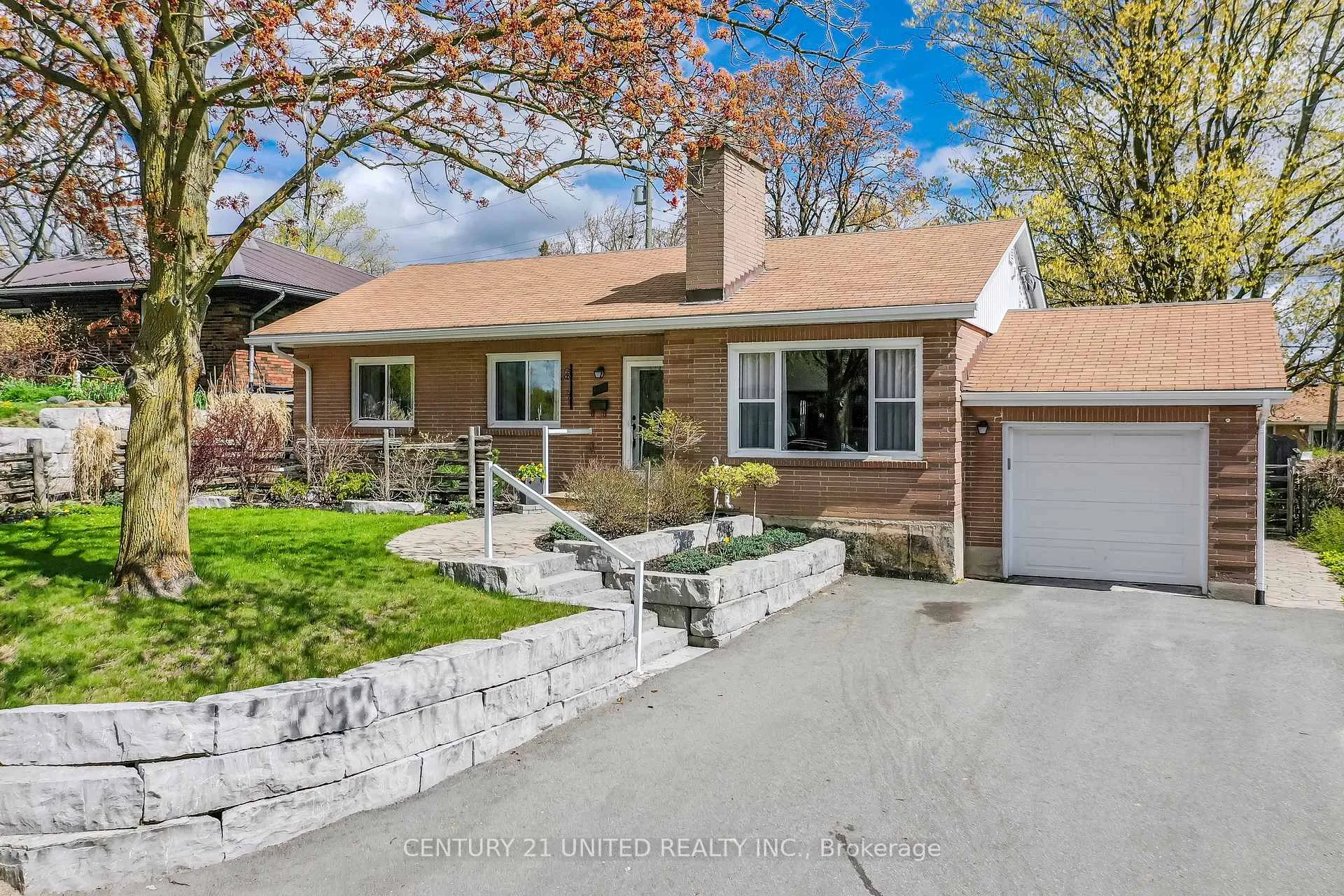 Photo 1 of 682 Victory Crescent, Peterborough, Town Ward 3 — HOMEH