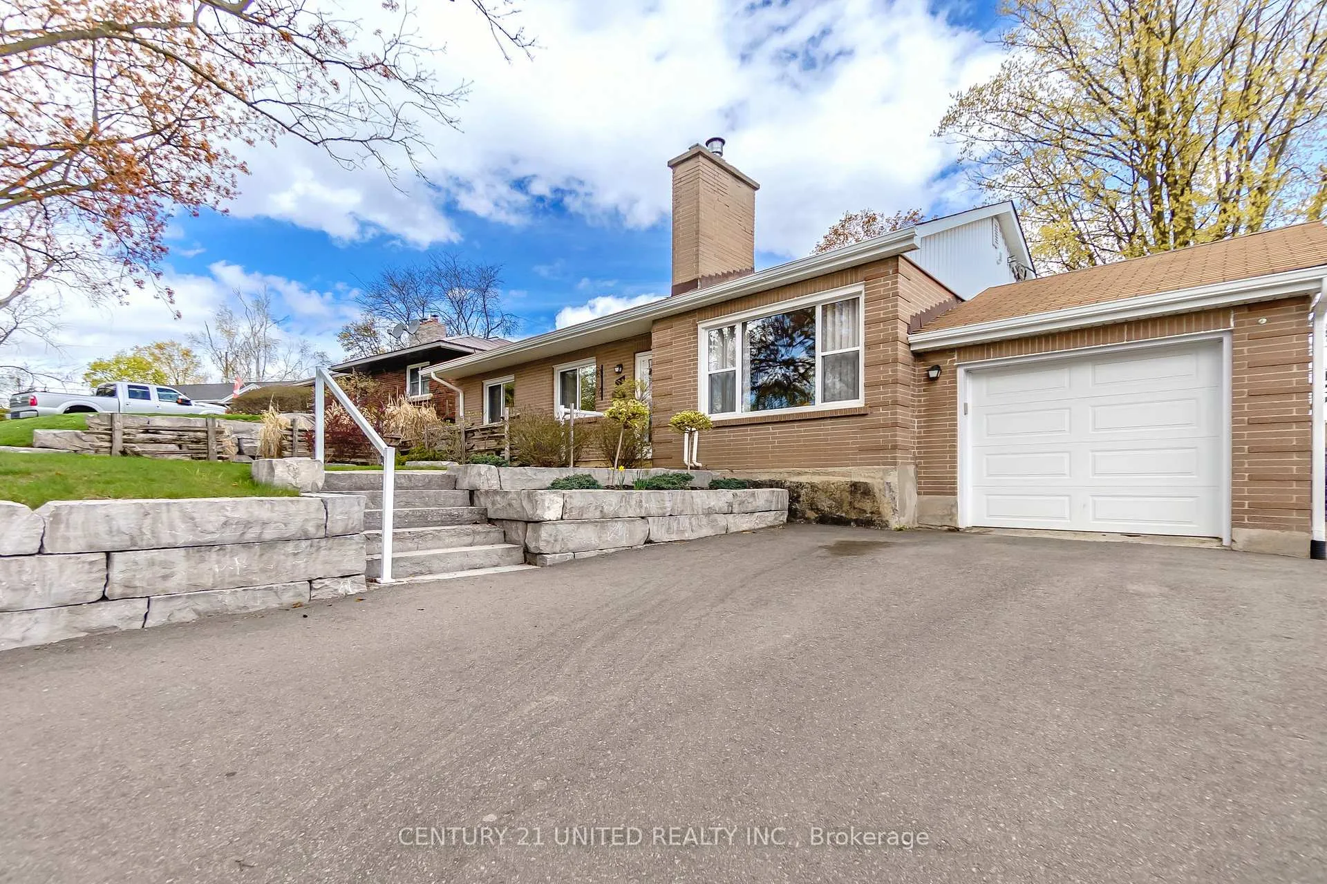 Photo 5 of 682 Victory Crescent, Peterborough, Town Ward 3 — HOMEH