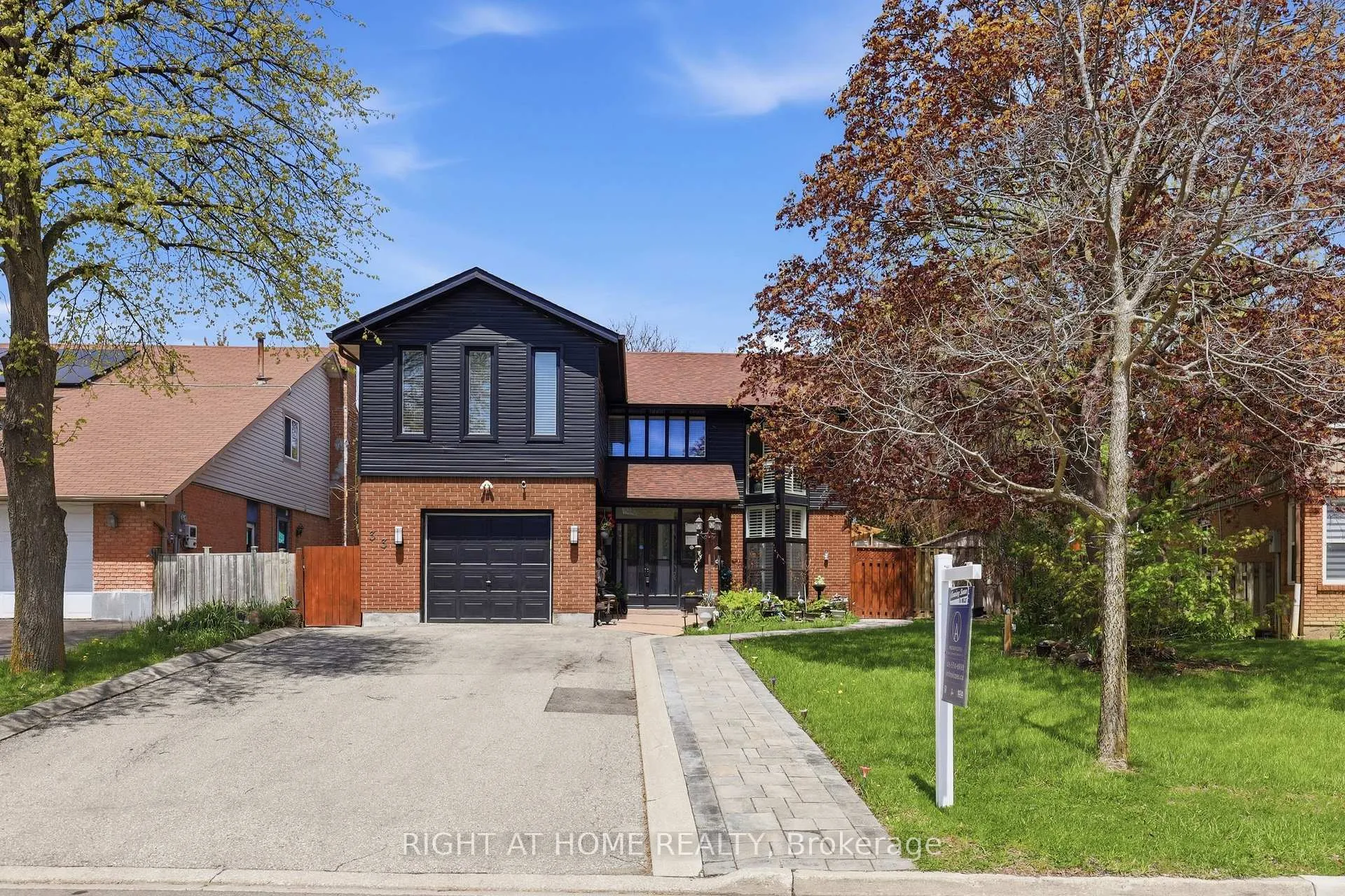 Photo 2 of 33 Parkside Drive, Brampton, Brampton South — HOMEH