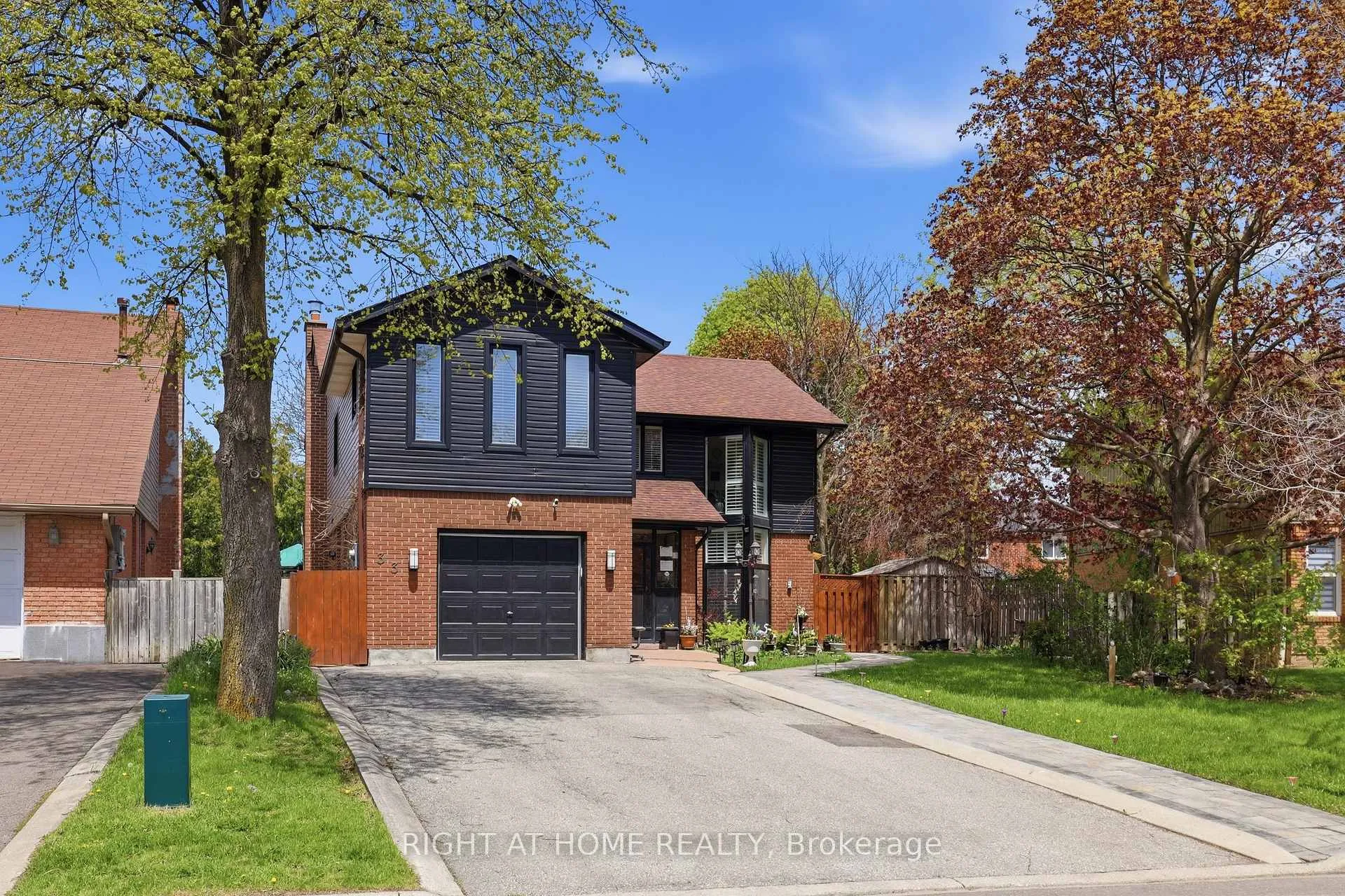Photo 3 of 33 Parkside Drive, Brampton, Brampton South — HOMEH