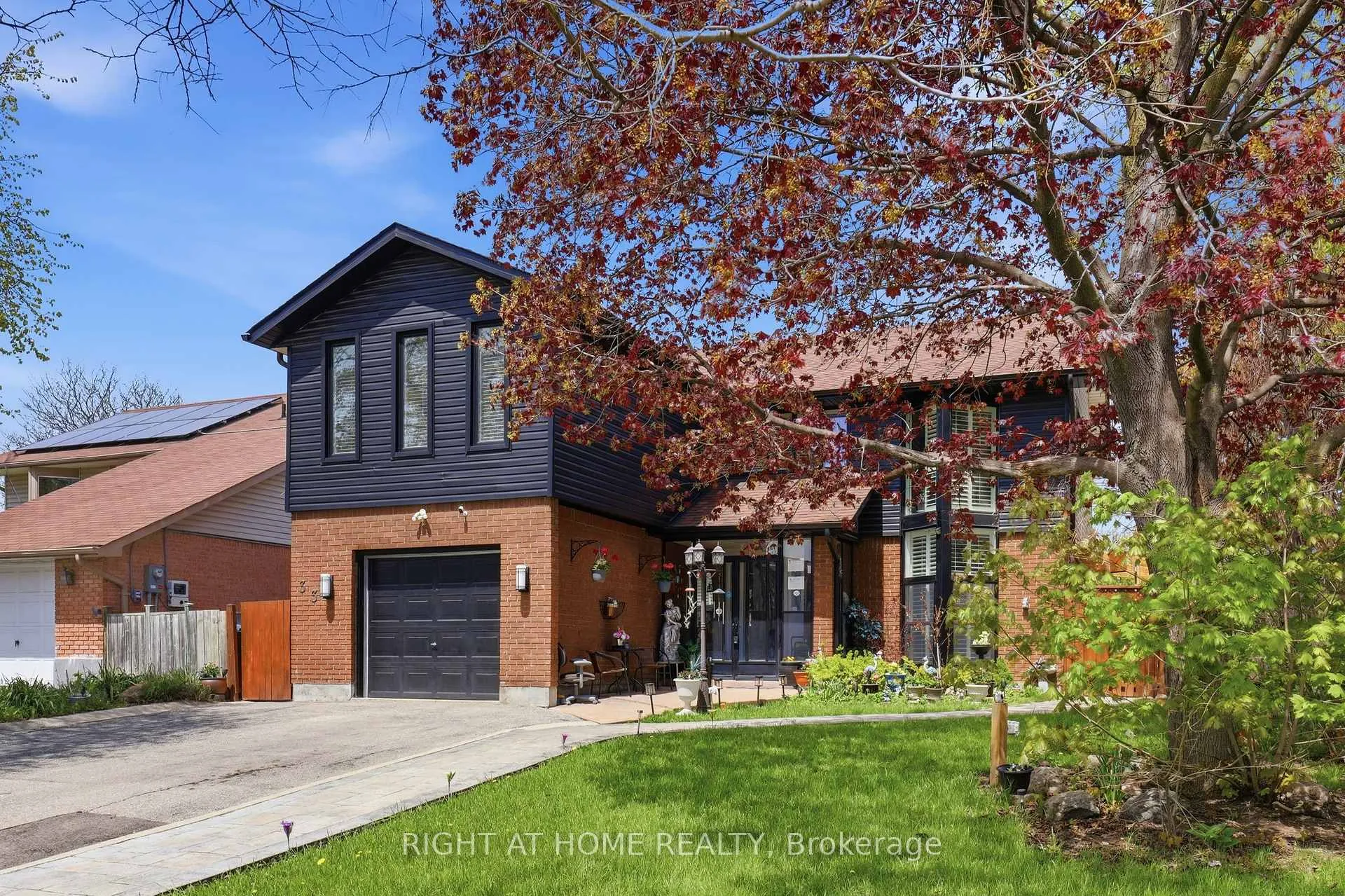 Photo 4 of 33 Parkside Drive, Brampton, Brampton South — HOMEH