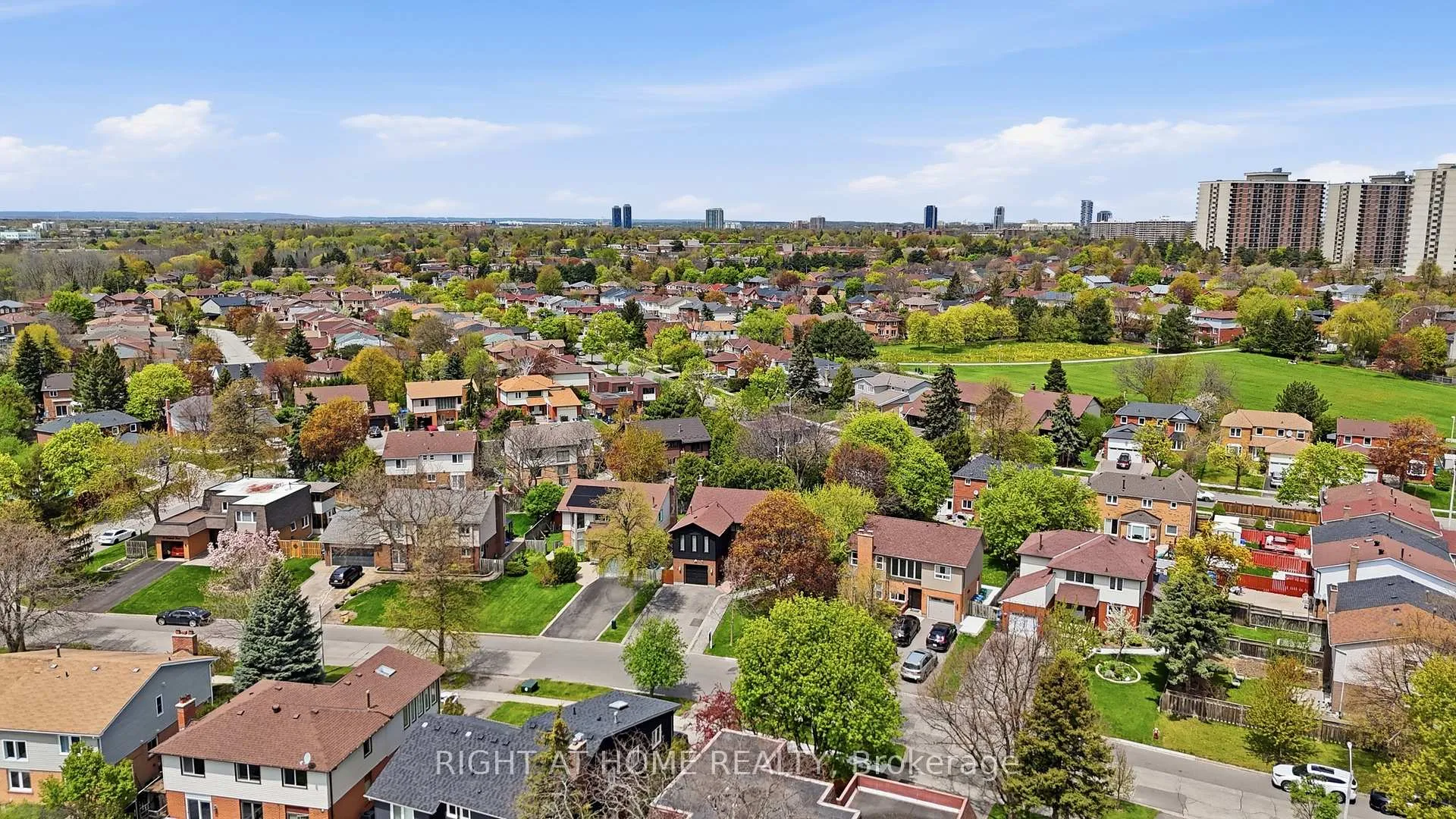 Photo 5 of 33 Parkside Drive, Brampton, Brampton South — HOMEH