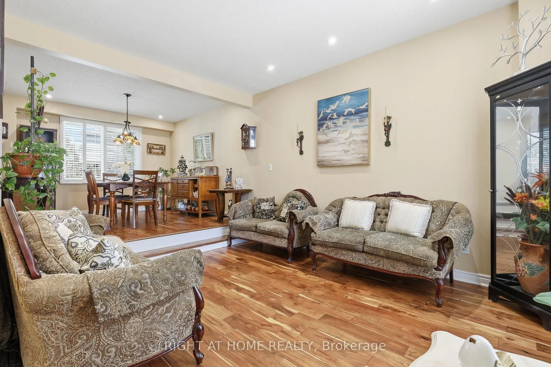 Photo 9 of 33 Parkside Drive, Brampton, Brampton South — HOMEH