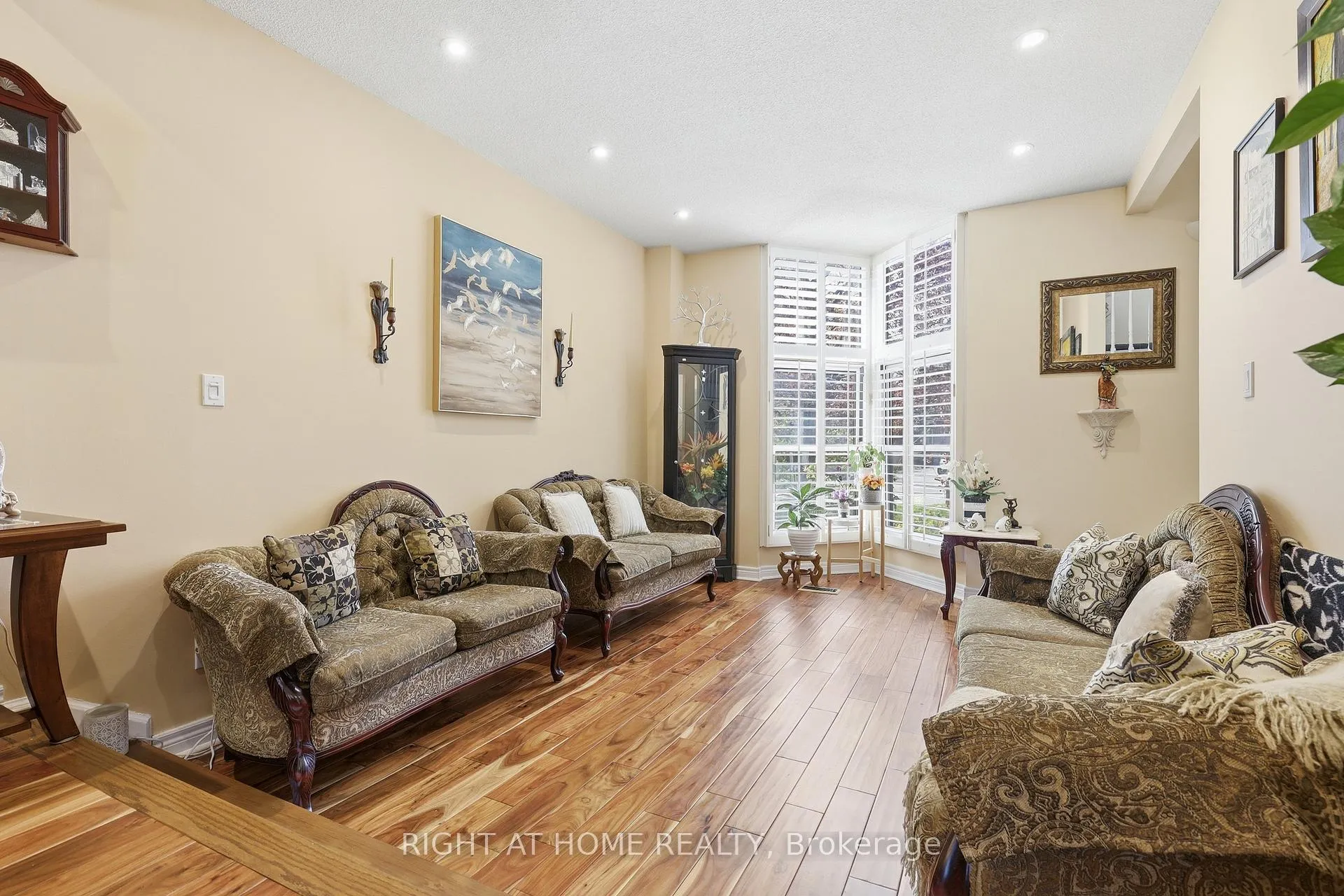 Photo 10 of 33 Parkside Drive, Brampton, Brampton South — HOMEH