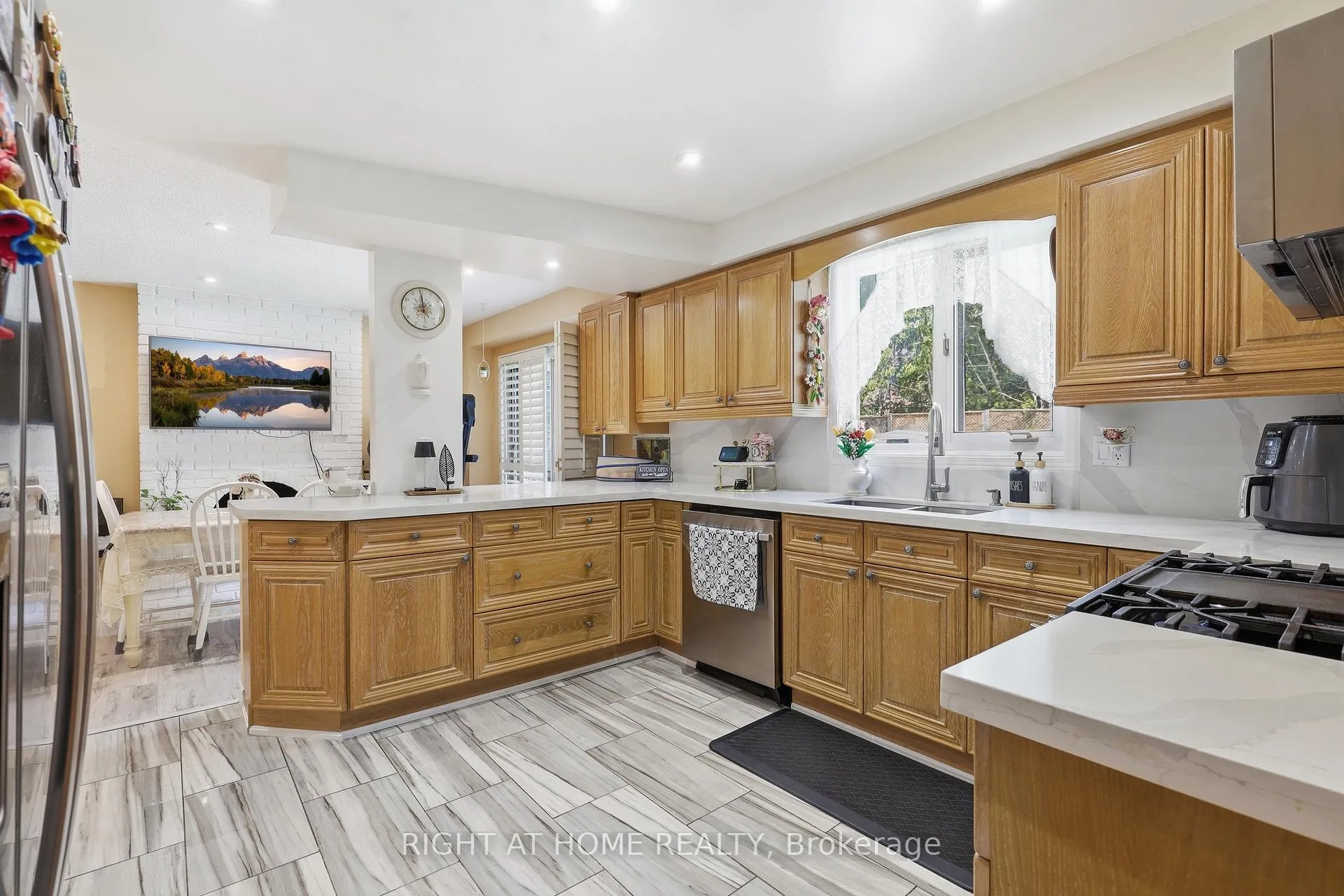 Photo 13 of 33 Parkside Drive, Brampton, Brampton South — HOMEH